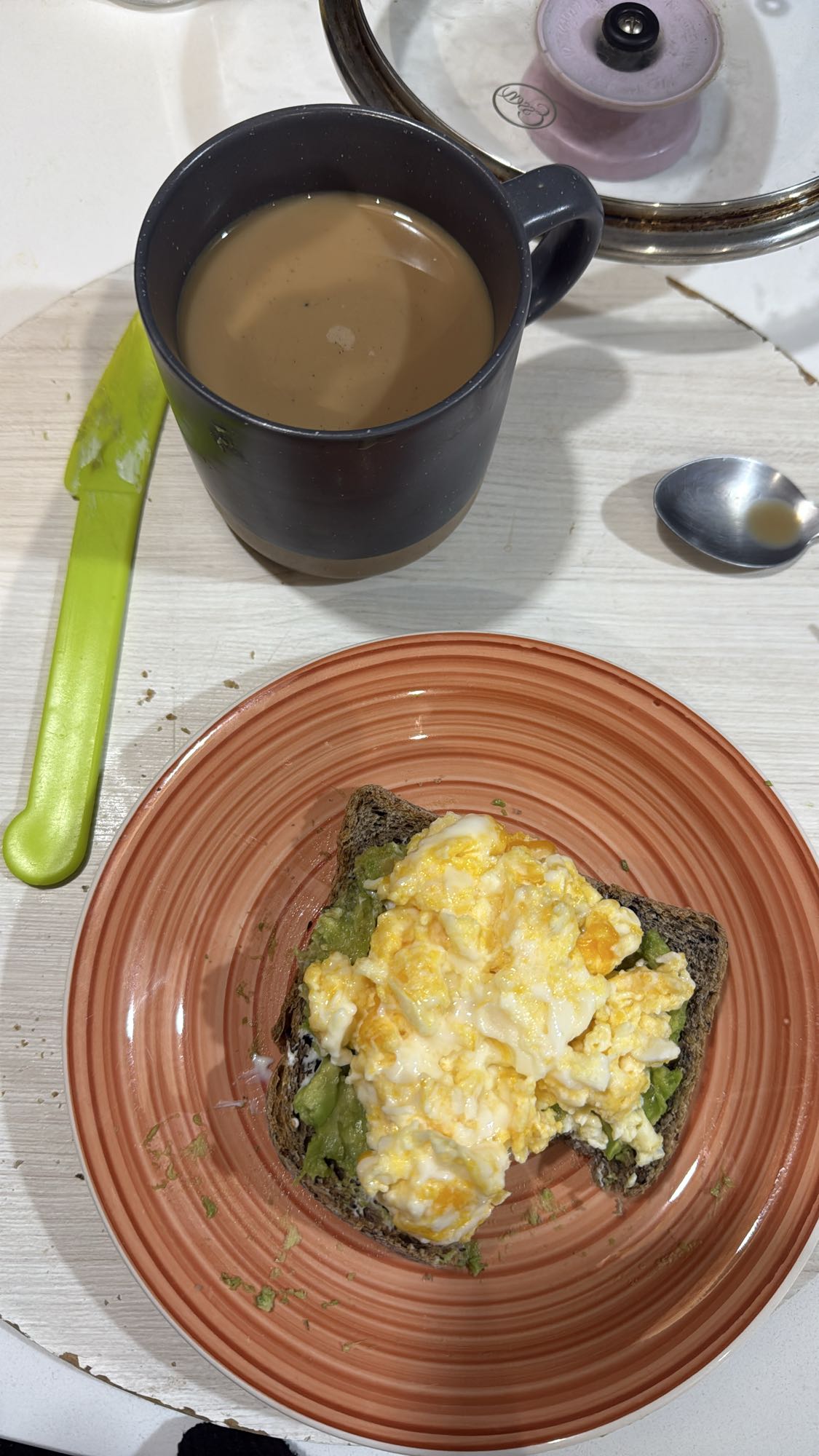Tostada con huevo y café