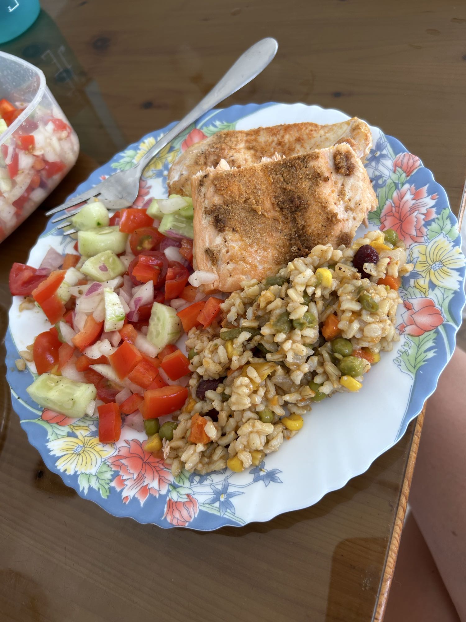 Somon și pui cu orez brun și salată de legume