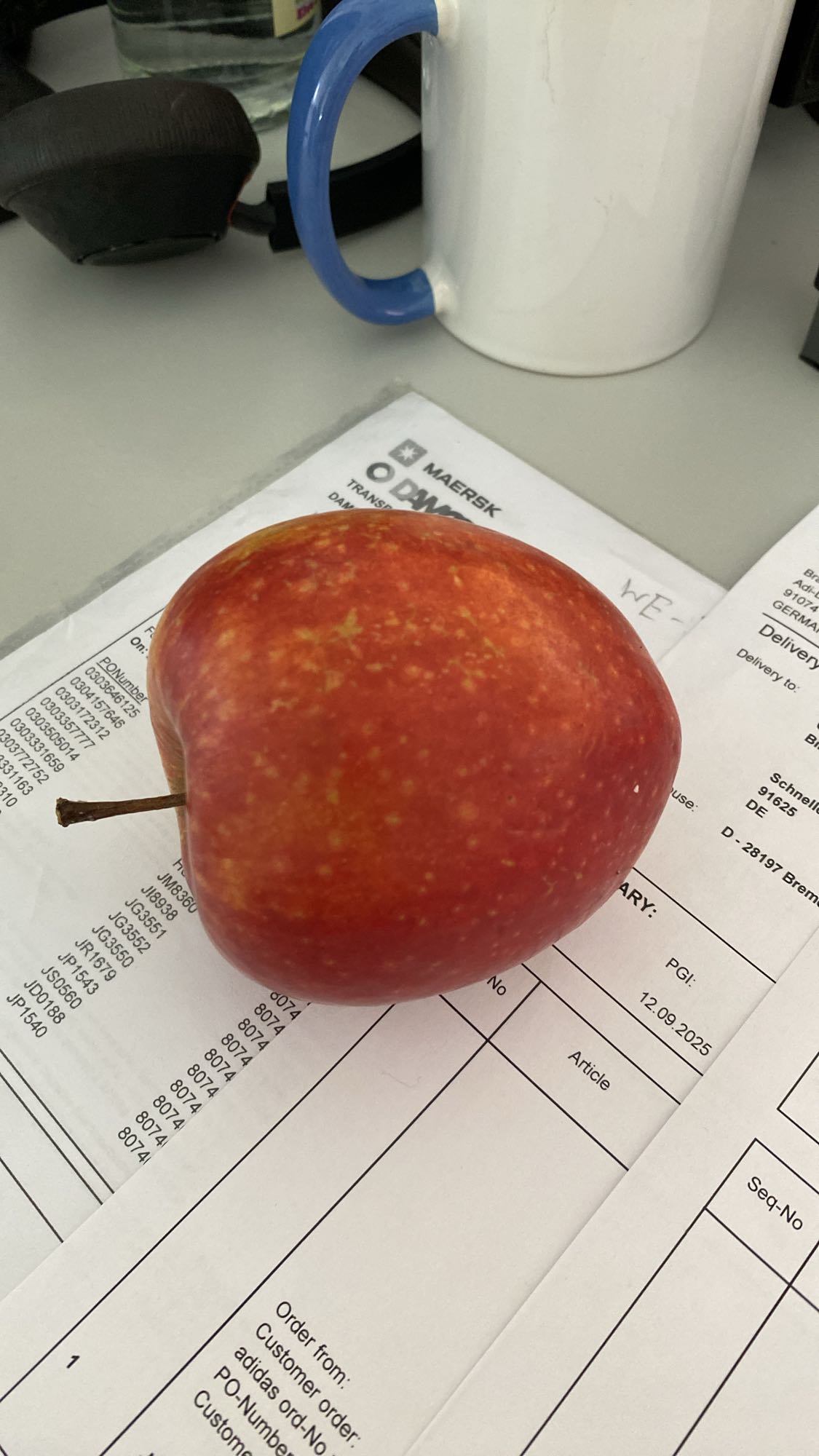 Красное яблоко