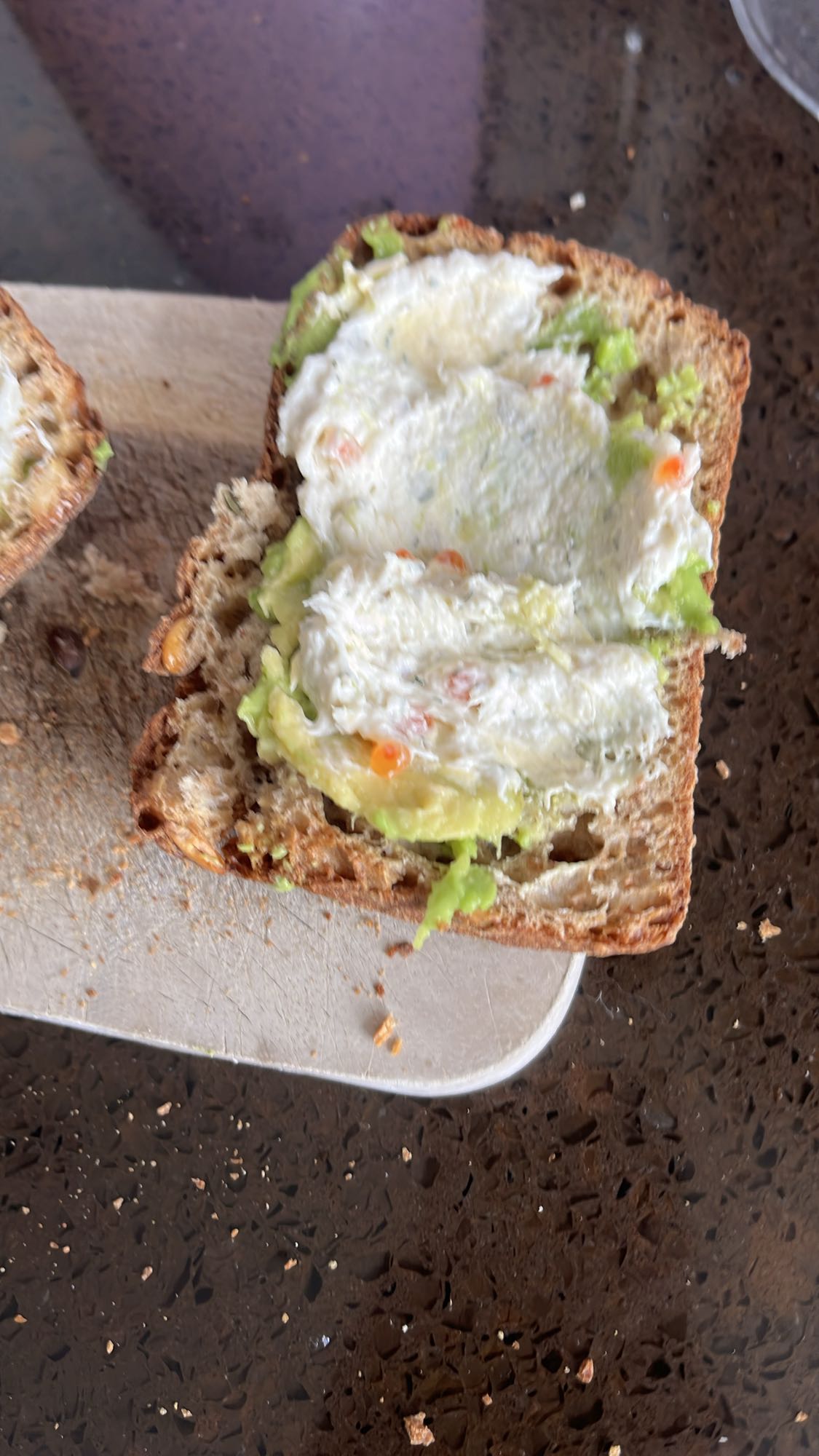 Volkorenbrood met avocado en gerookte zalmsalade