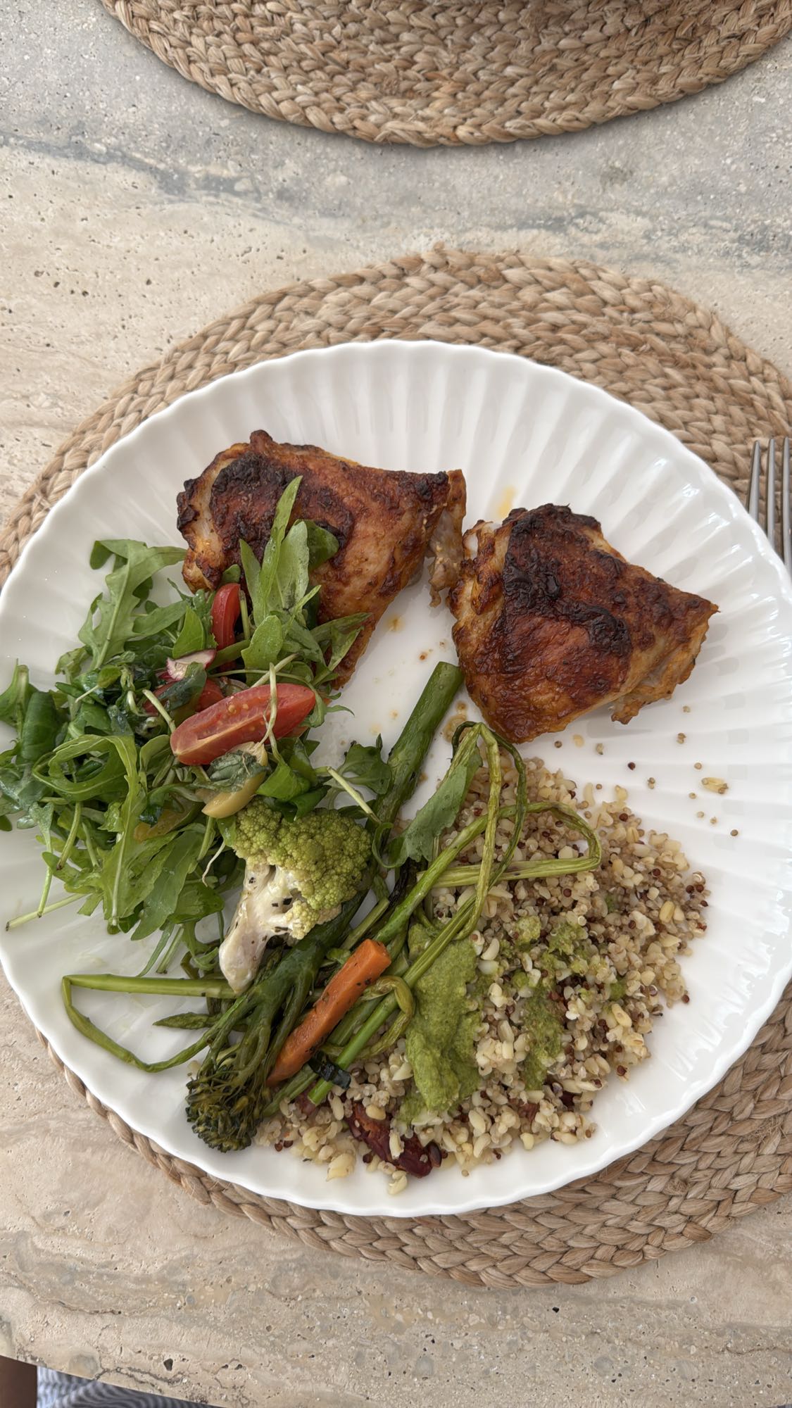 Курица с киноа и салатом
