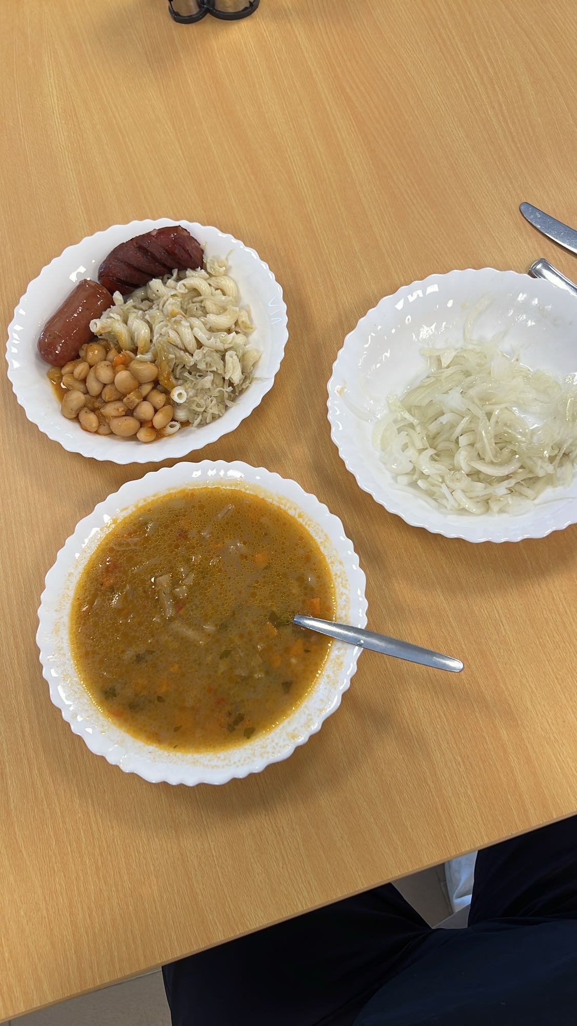 Ciorbă cu cârnați și paste