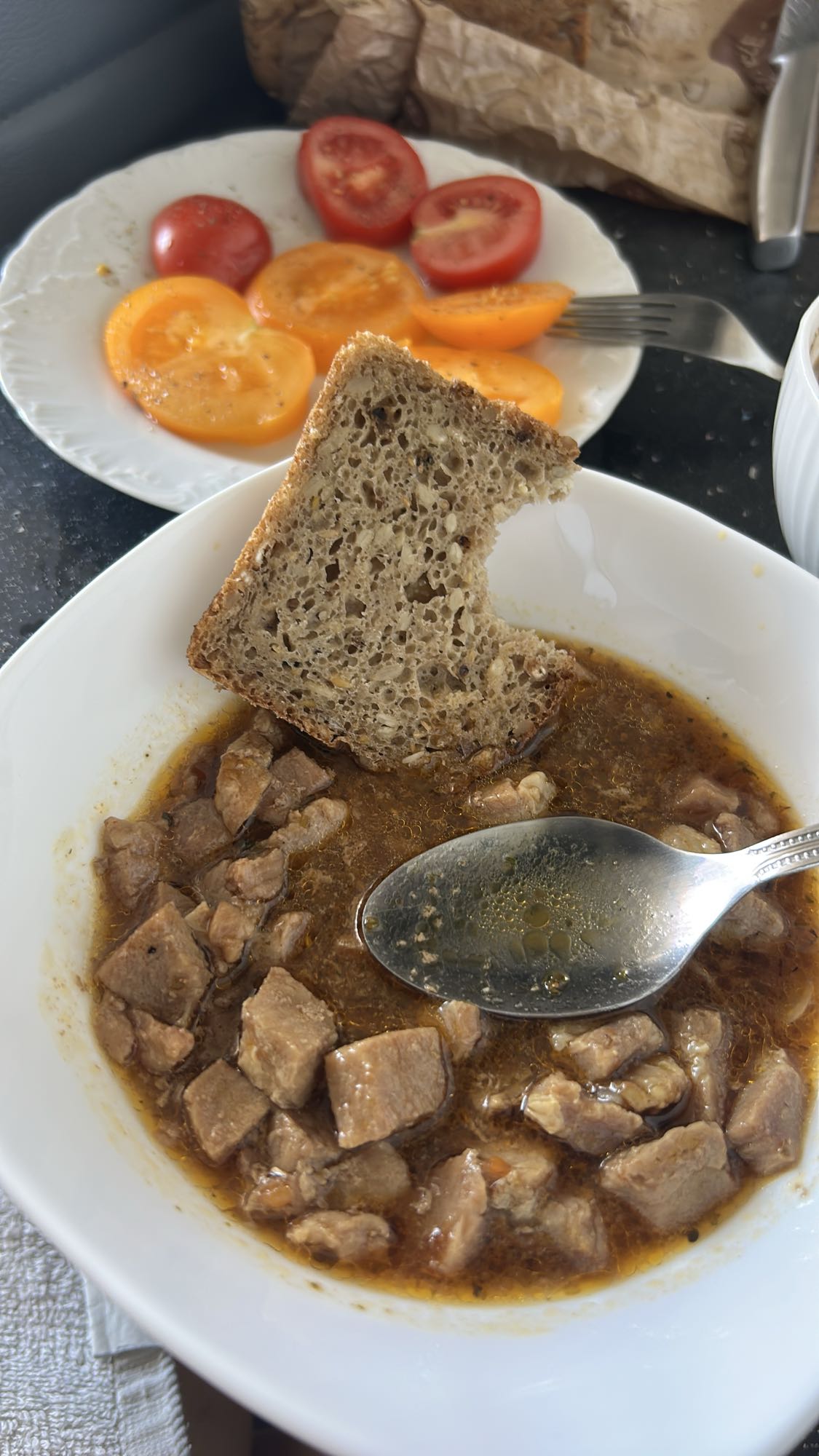 Gulasz z chlebem i pomidorami