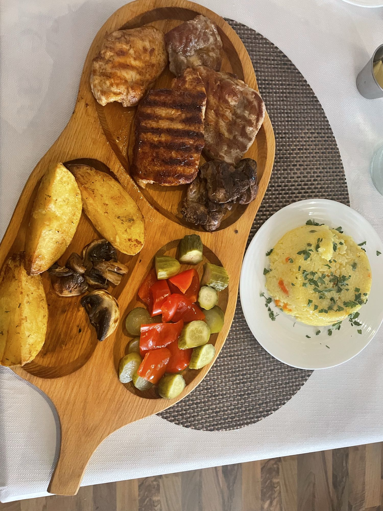 Grillteller mit Rind, Hähnchenbrust, Steak, Schwein und Leber