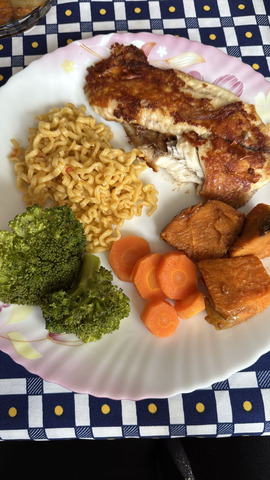 Frango com legumes e macarrão