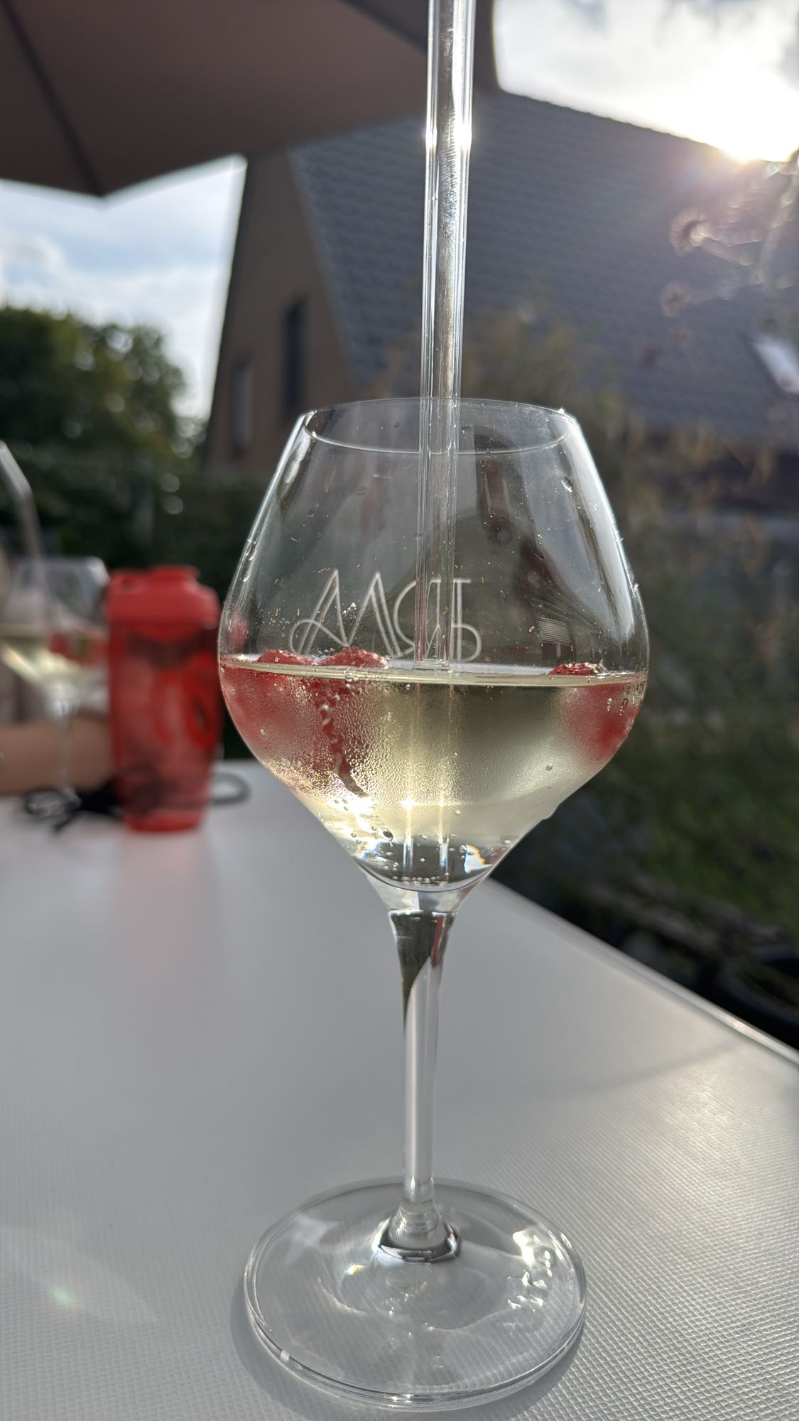 Prosecco mit Holundersirup und Erdbeere