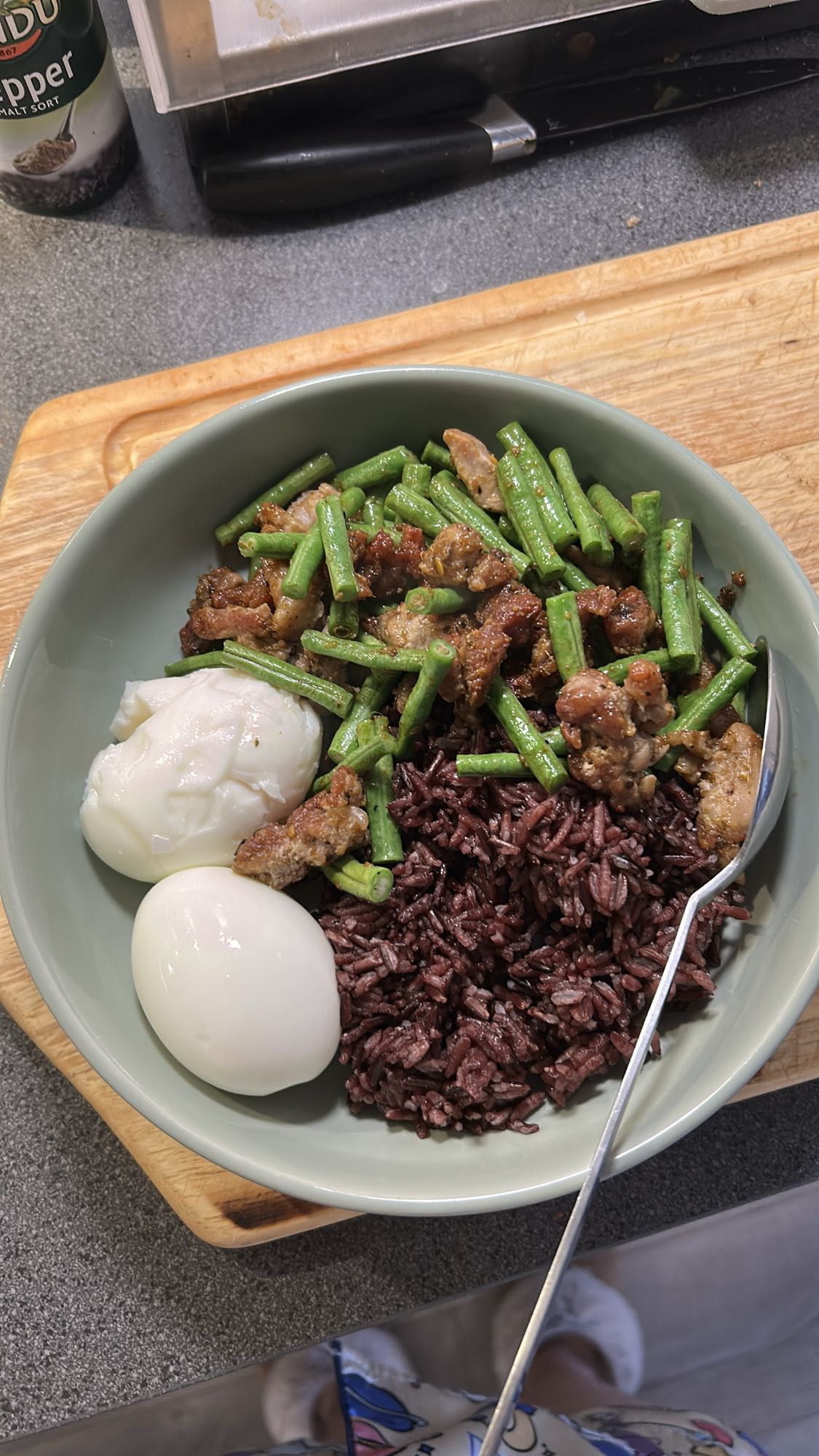 Svart ris med egg og kylling