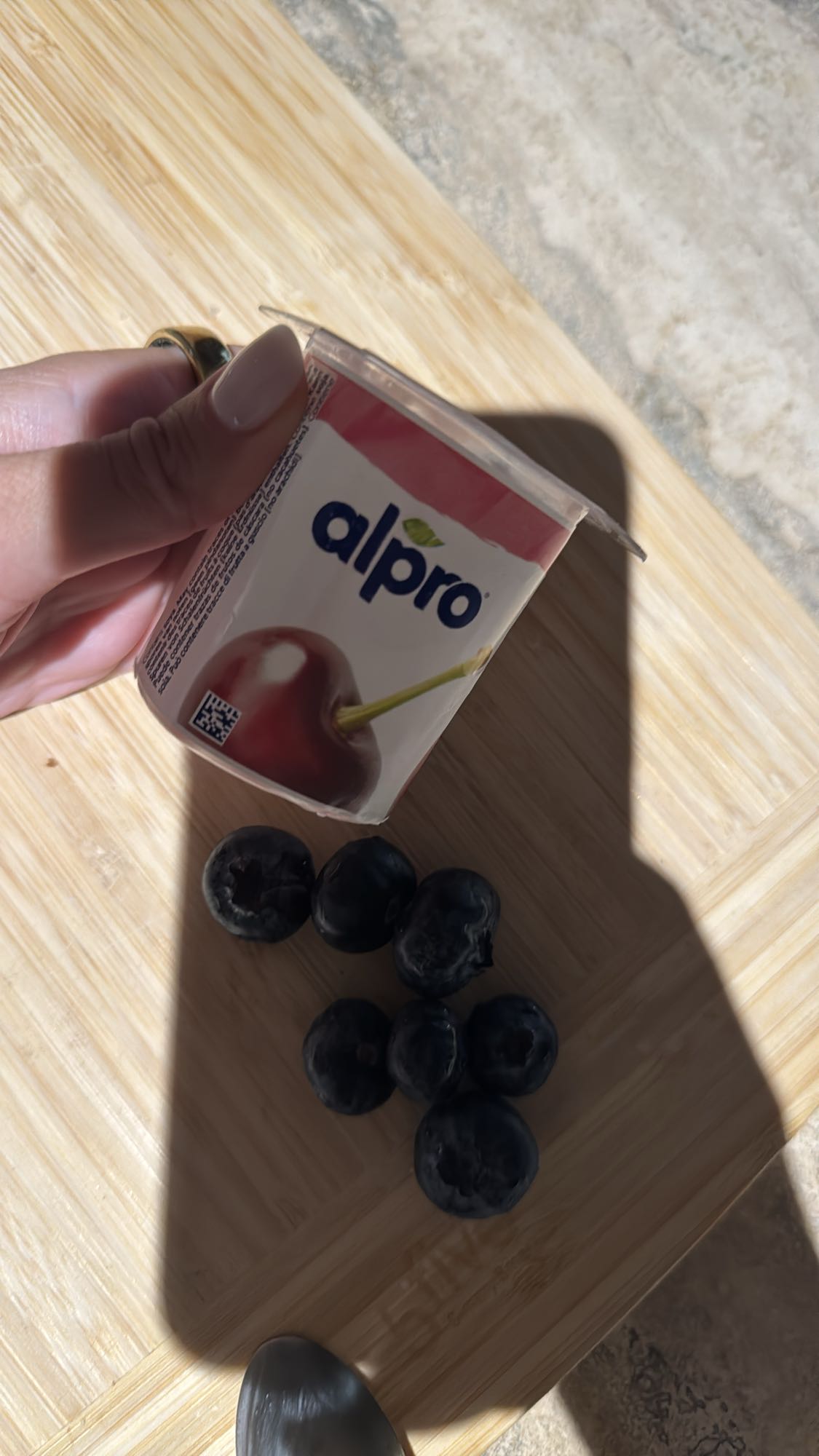 вишневый йогурт с черникой