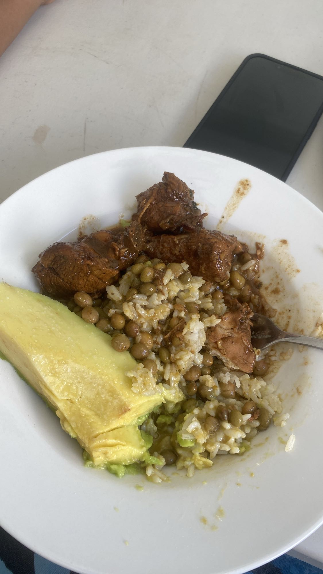Pollo con arroz y aguacate