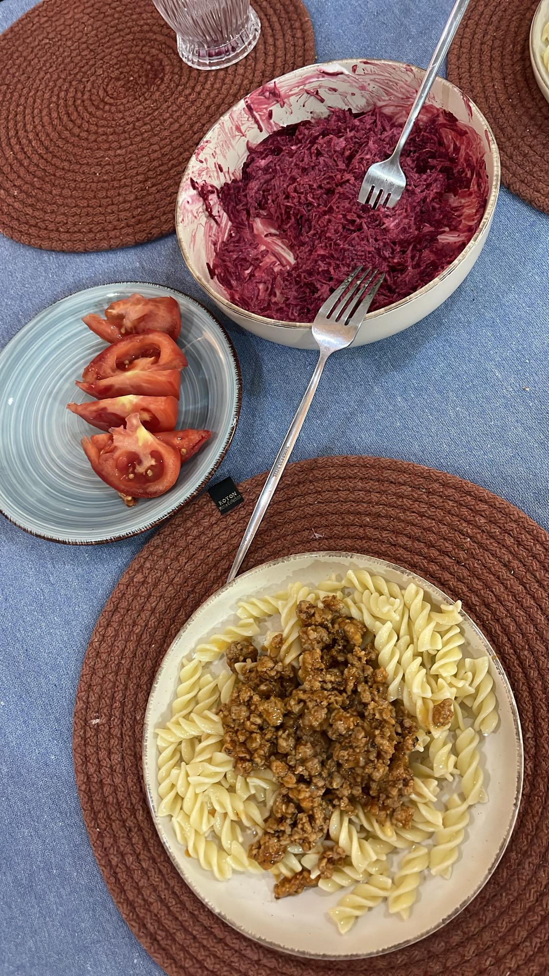 макароны с мясом и салатом