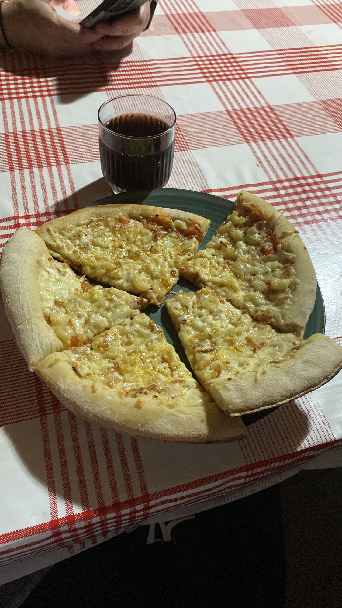 Pizza de queso y refresco