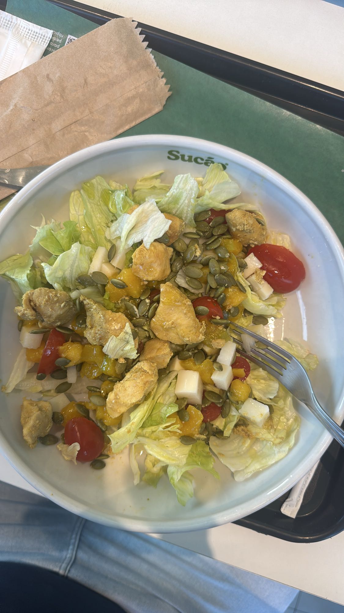 Salada com frango e sementes