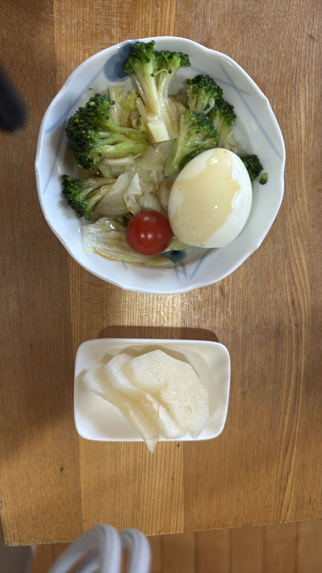 ゆで卵と野菜サラダ