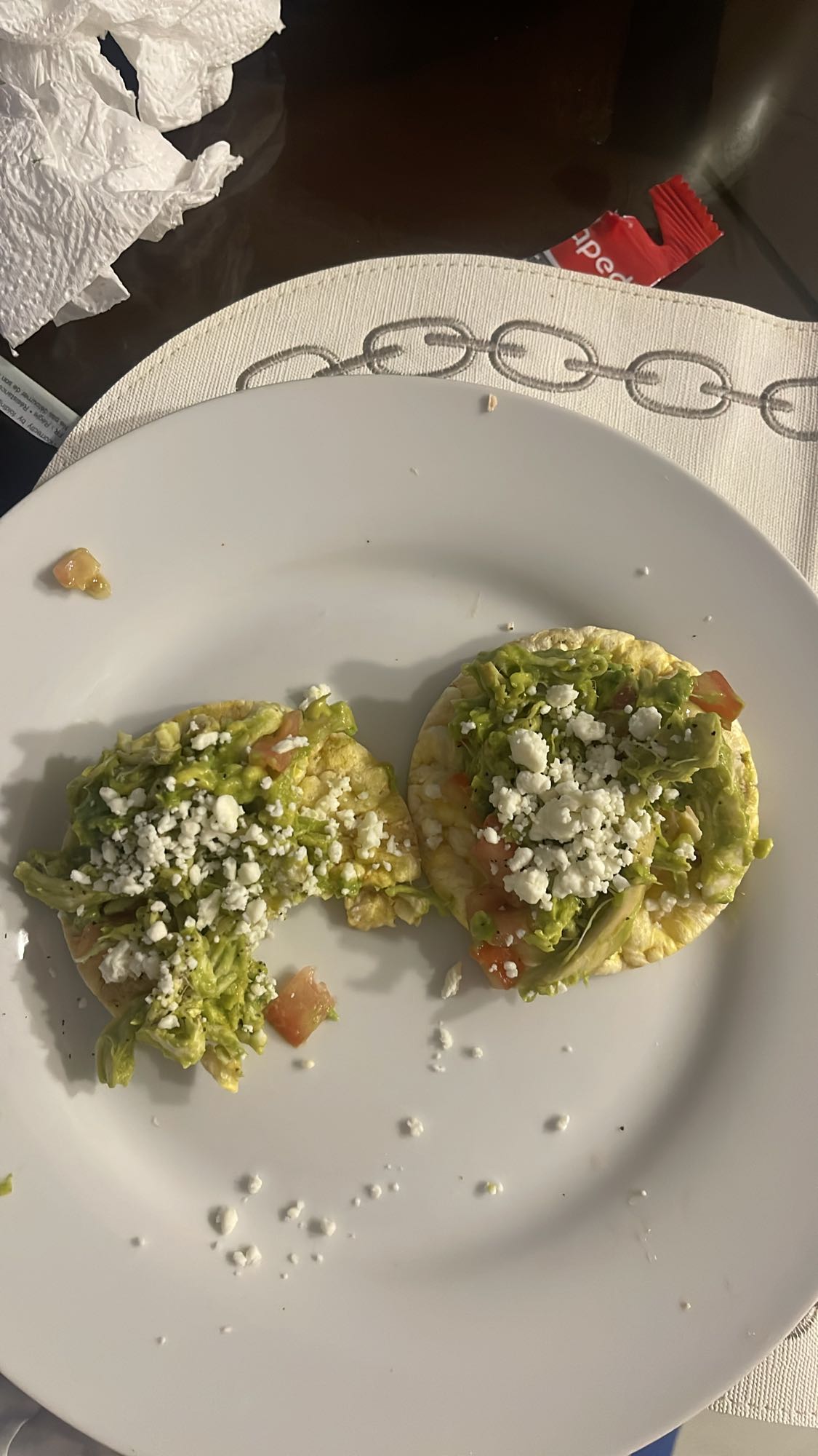 galletas de arroz con aguacate