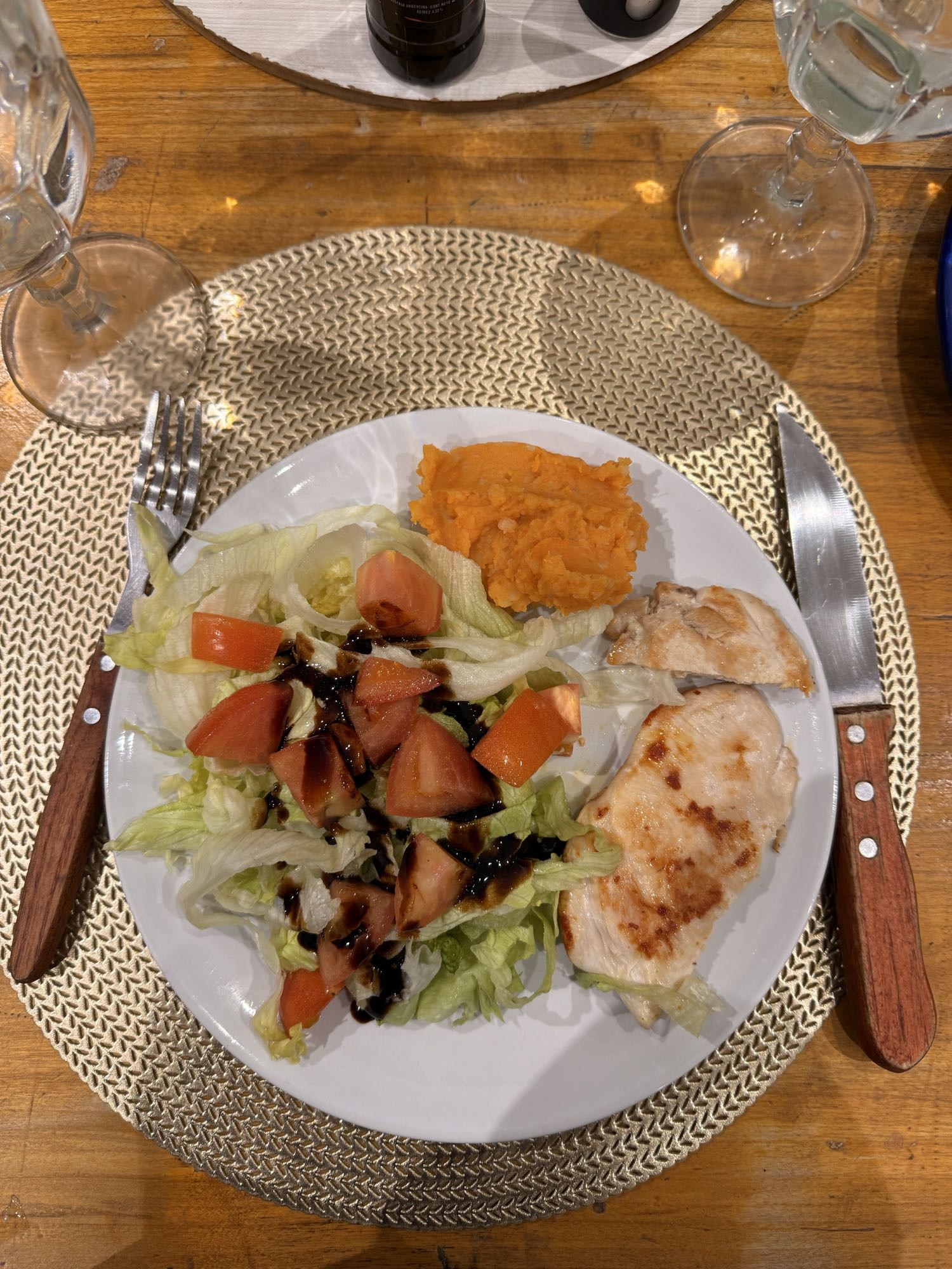 Pollo con ensalada y puré