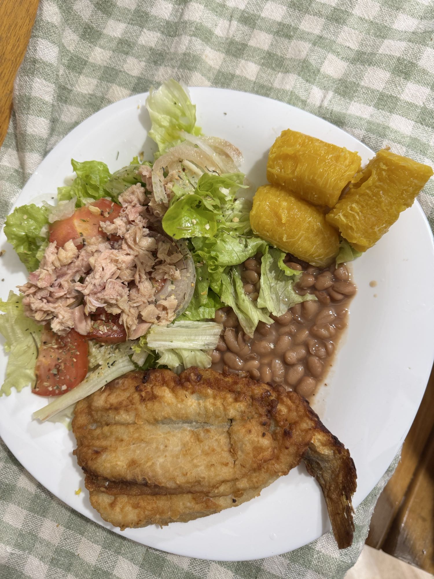 Peixe com salada e banana