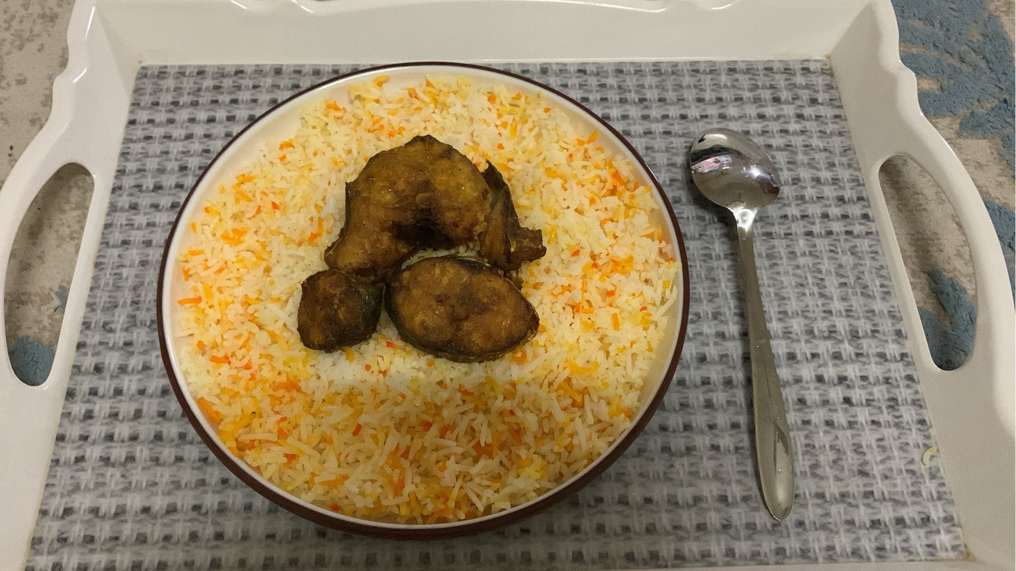 أرز مع سمك مقلي