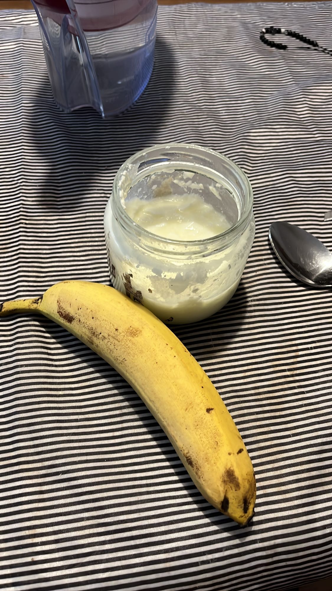 Банан с кисело мляко