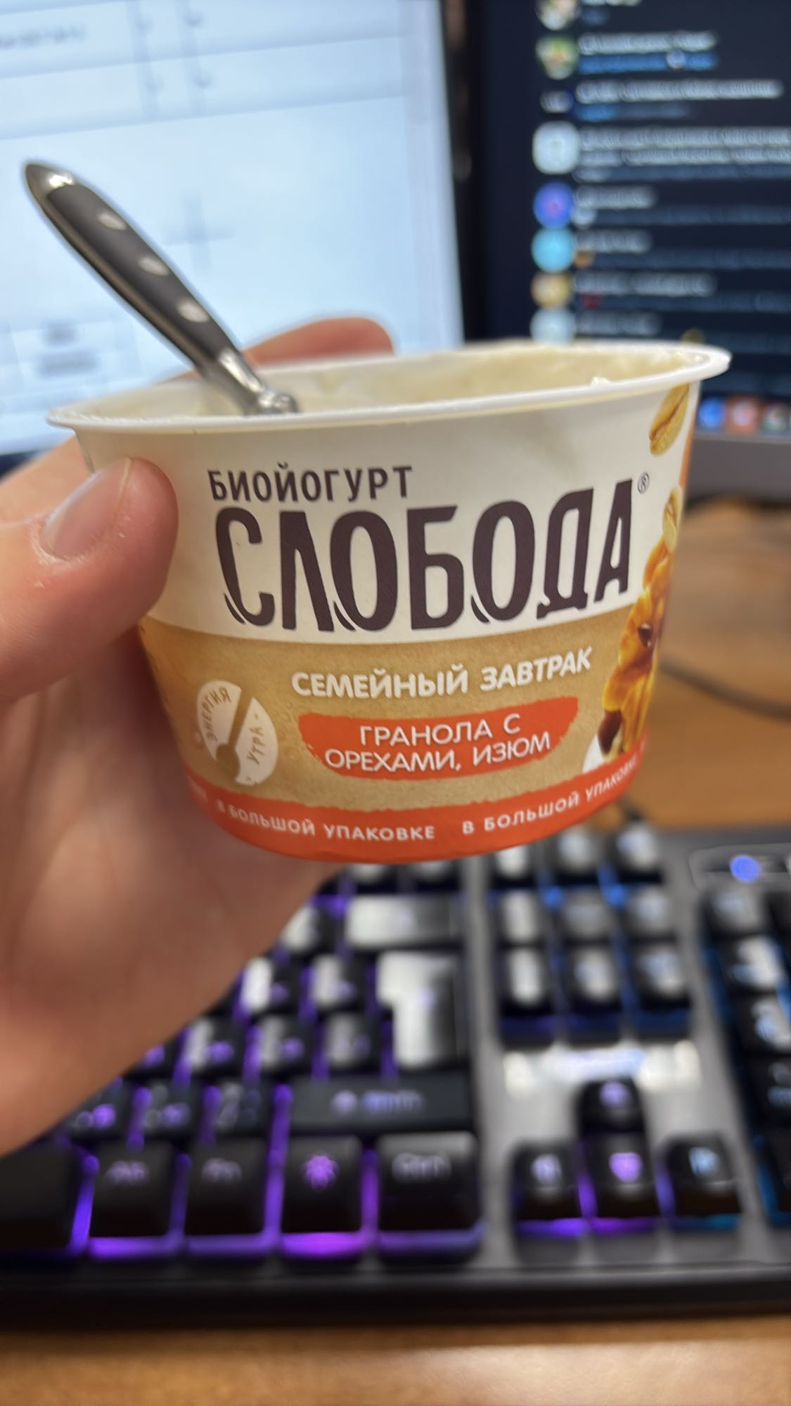 Биойогурт с гранолой