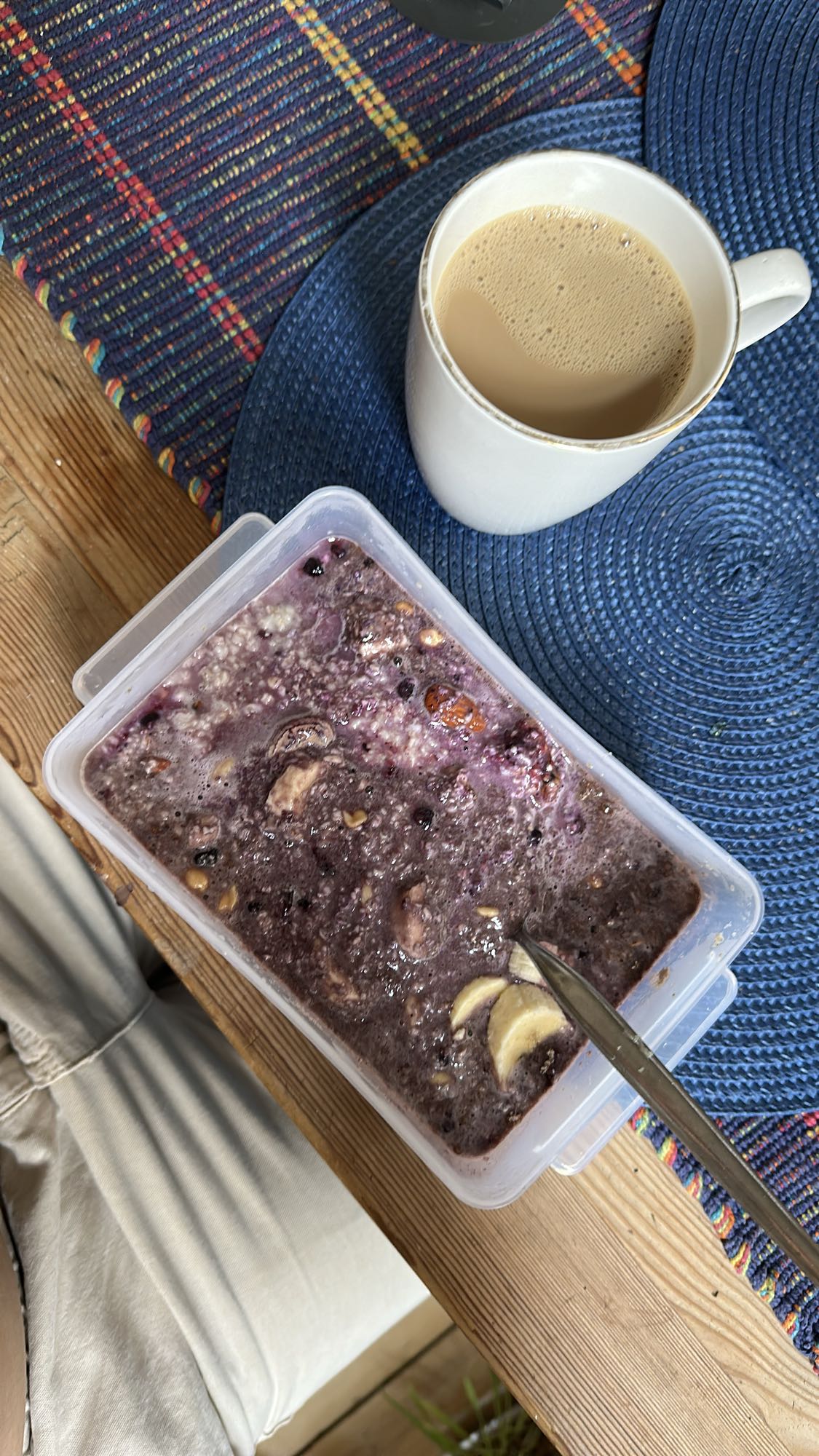 Havregrynsgröt med bär och kaffe