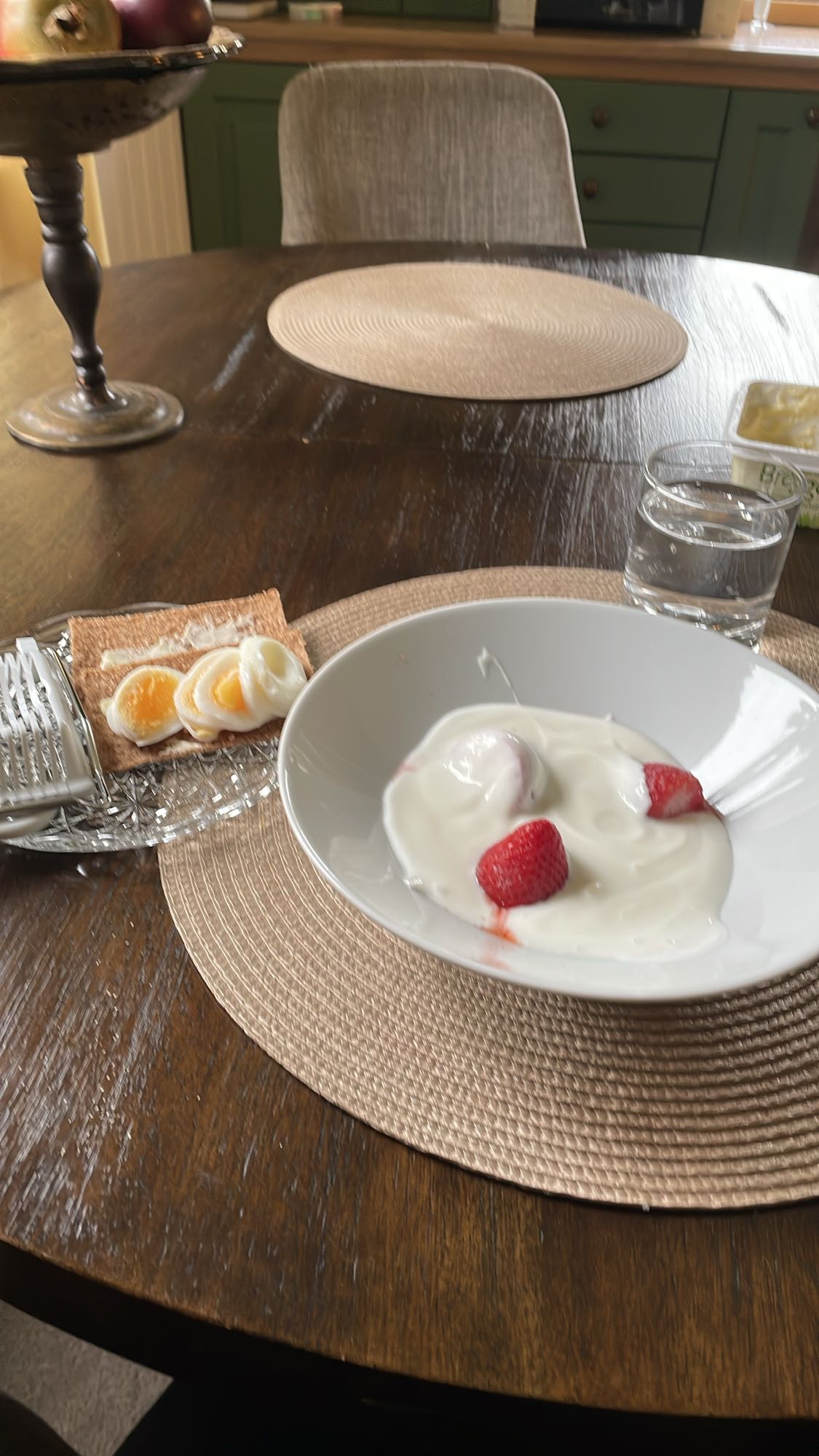 Yoghurt, ägg & knäckebröd