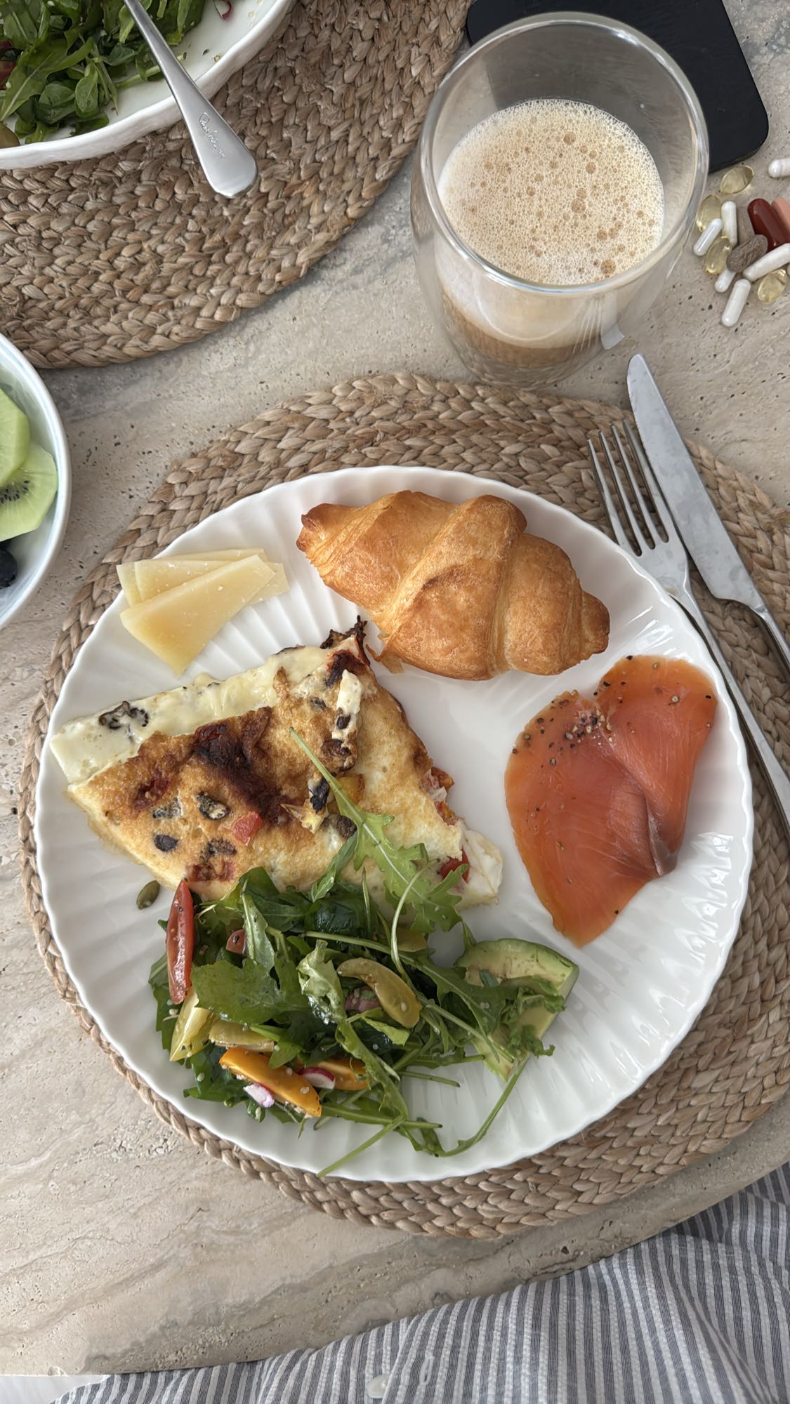 Завтрак с омлетом и лососем