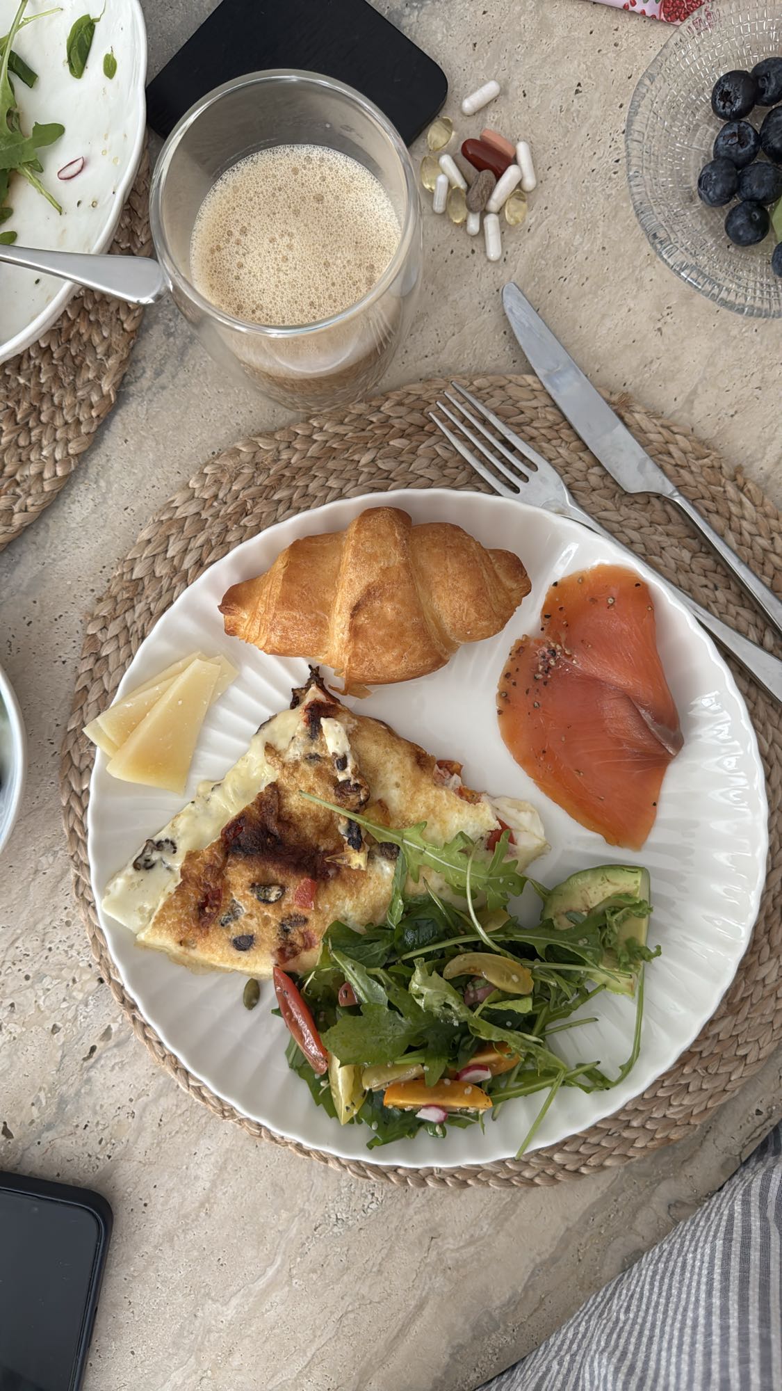 Завтрак с омлетом и лососем