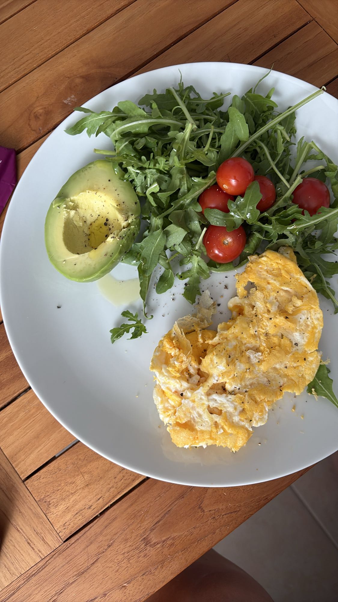 Eggs with salad & avocado