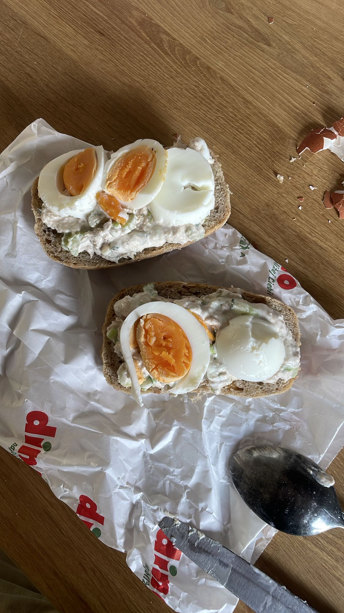 Kanapki z jajkiem, pastą z twarogu i tuńczykiem