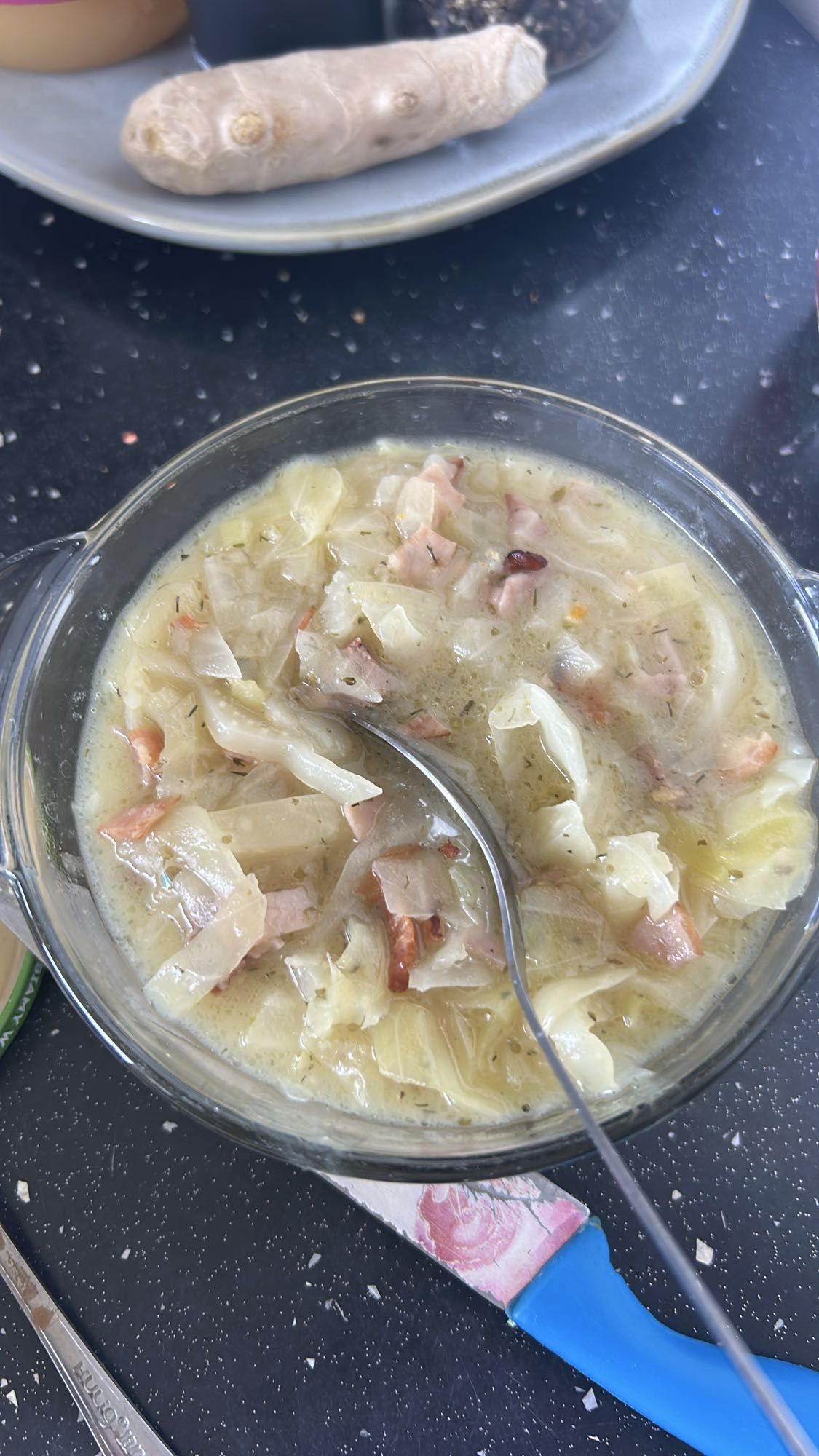 Zupa kapuściana z kiełbasą