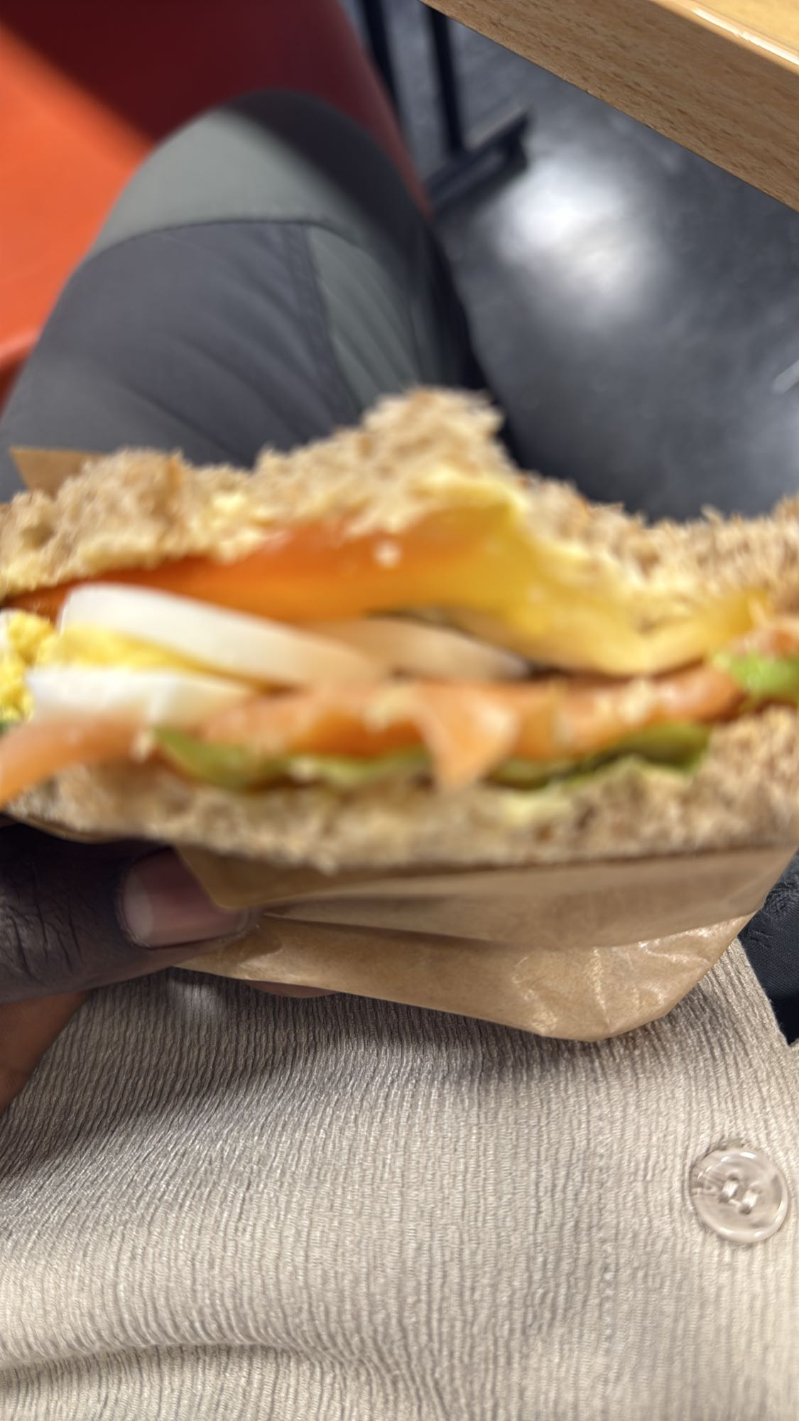 Grovt brød eggesandwich