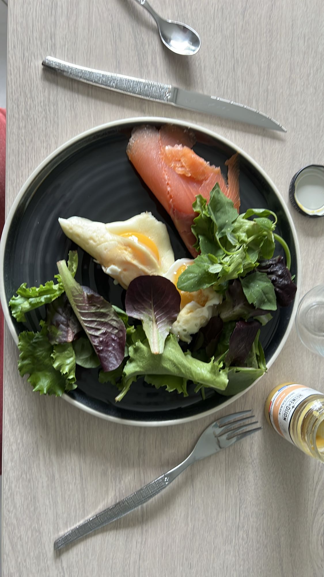 Oeufs, saumon et salade