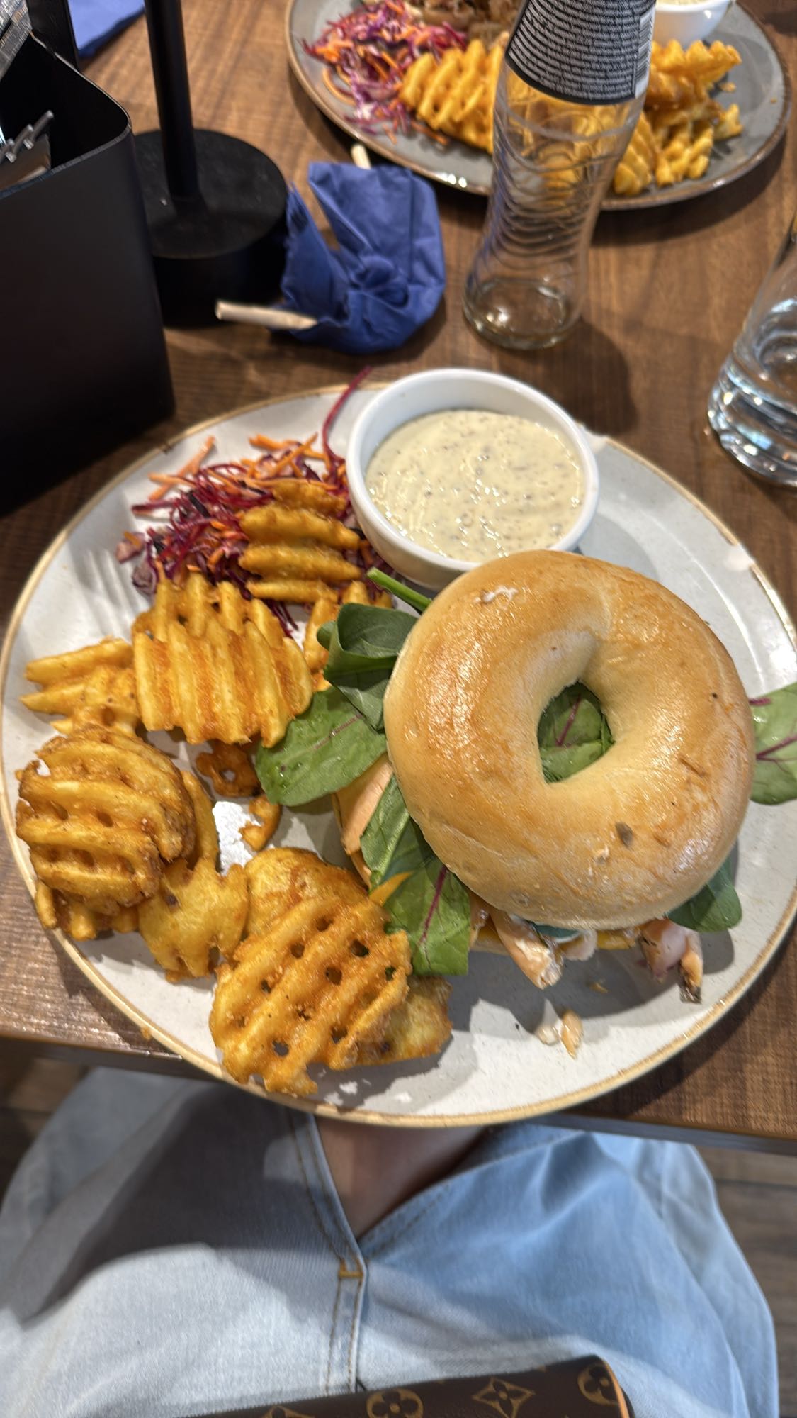 Bagel met kip en wafel friet