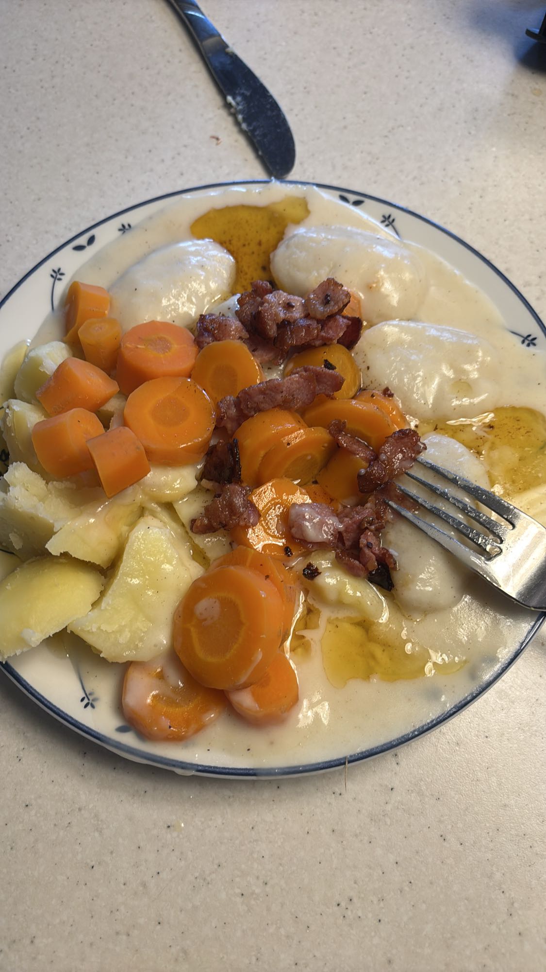 Fiskeboller i hvit saus med gulrot og bacon