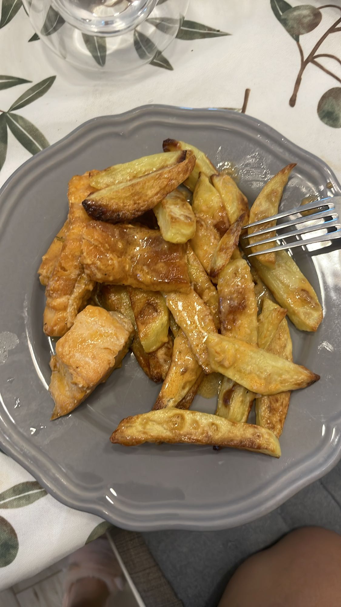 Somon cu cartofi copți