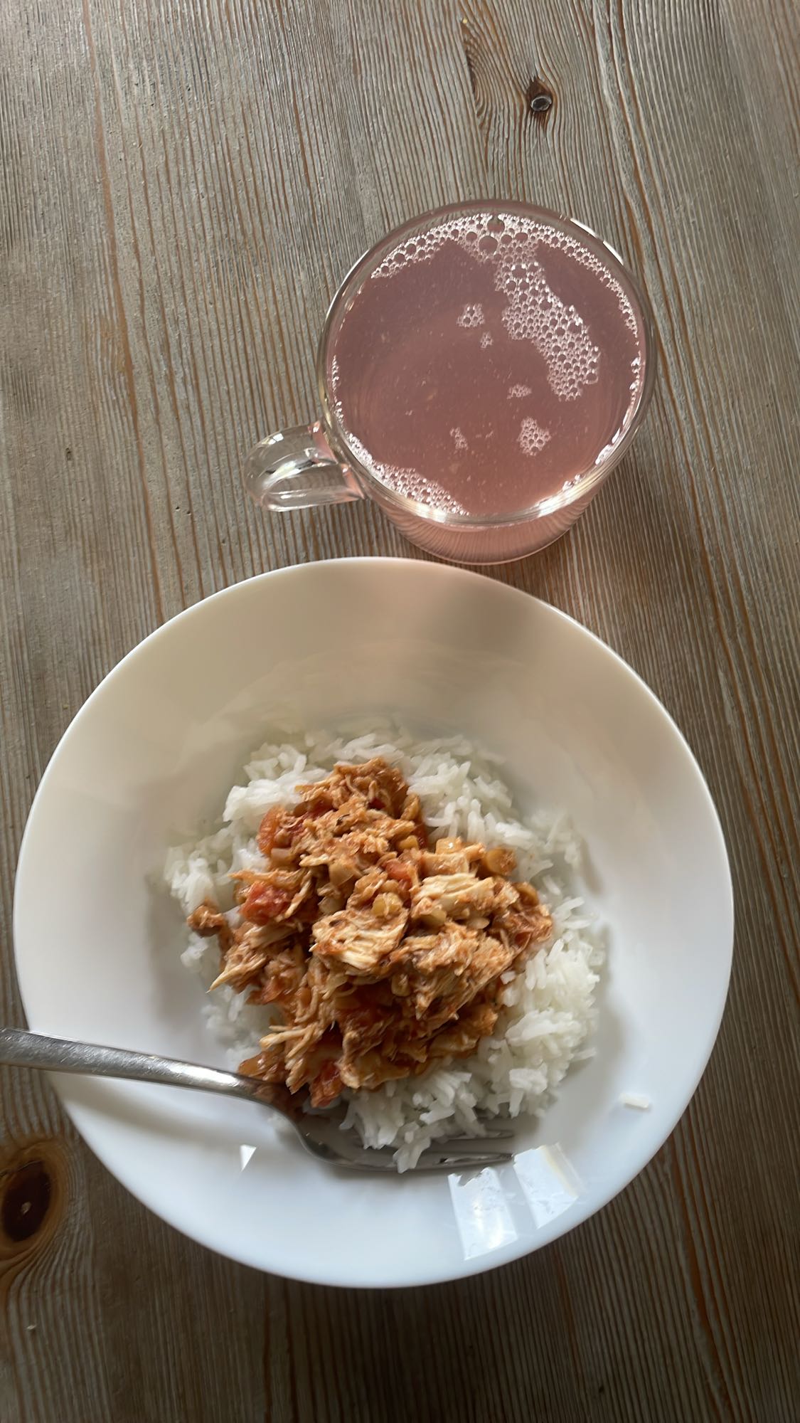 Kompot z jabłek i winogron z kurczakiem i orzeszkami ziemnymi