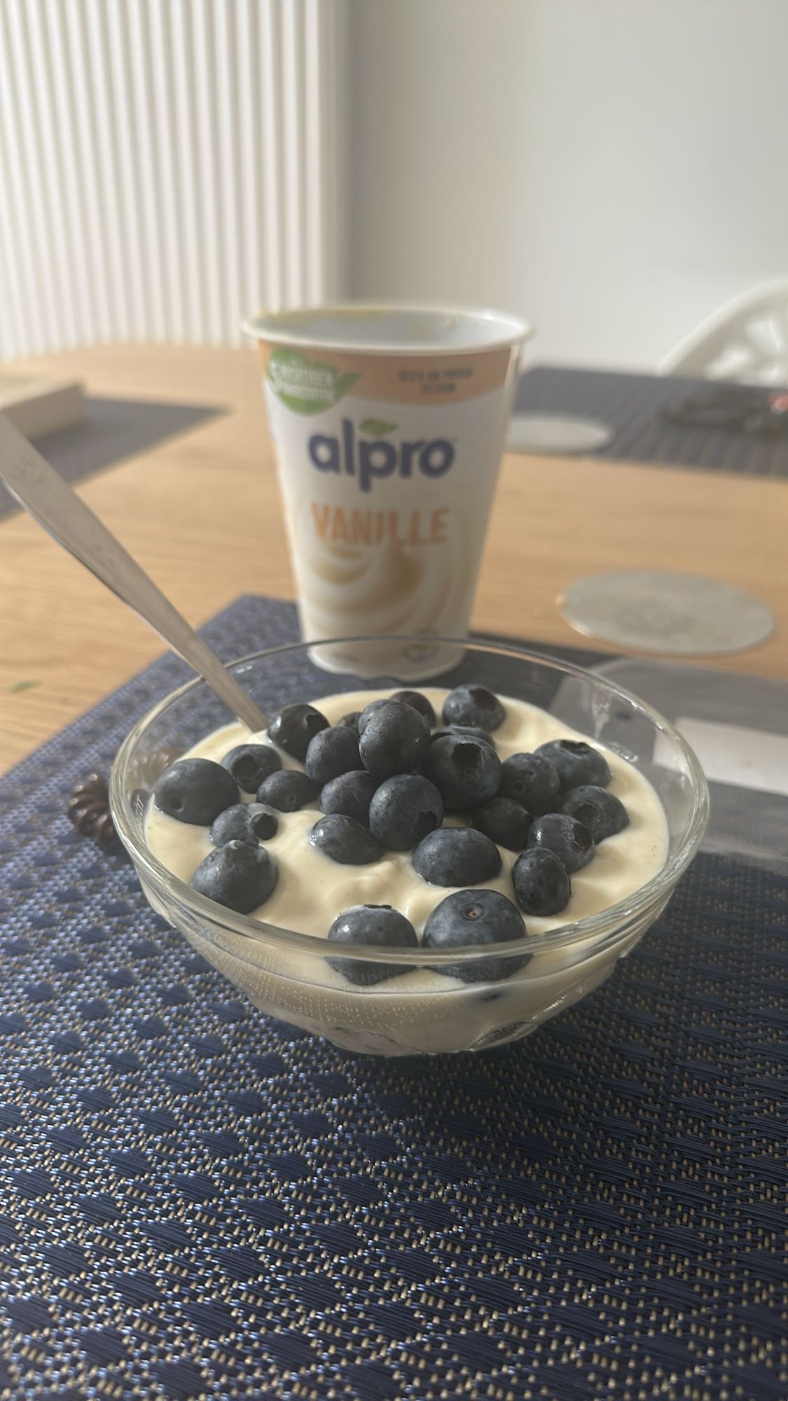Vanilla yogurt with blueberries