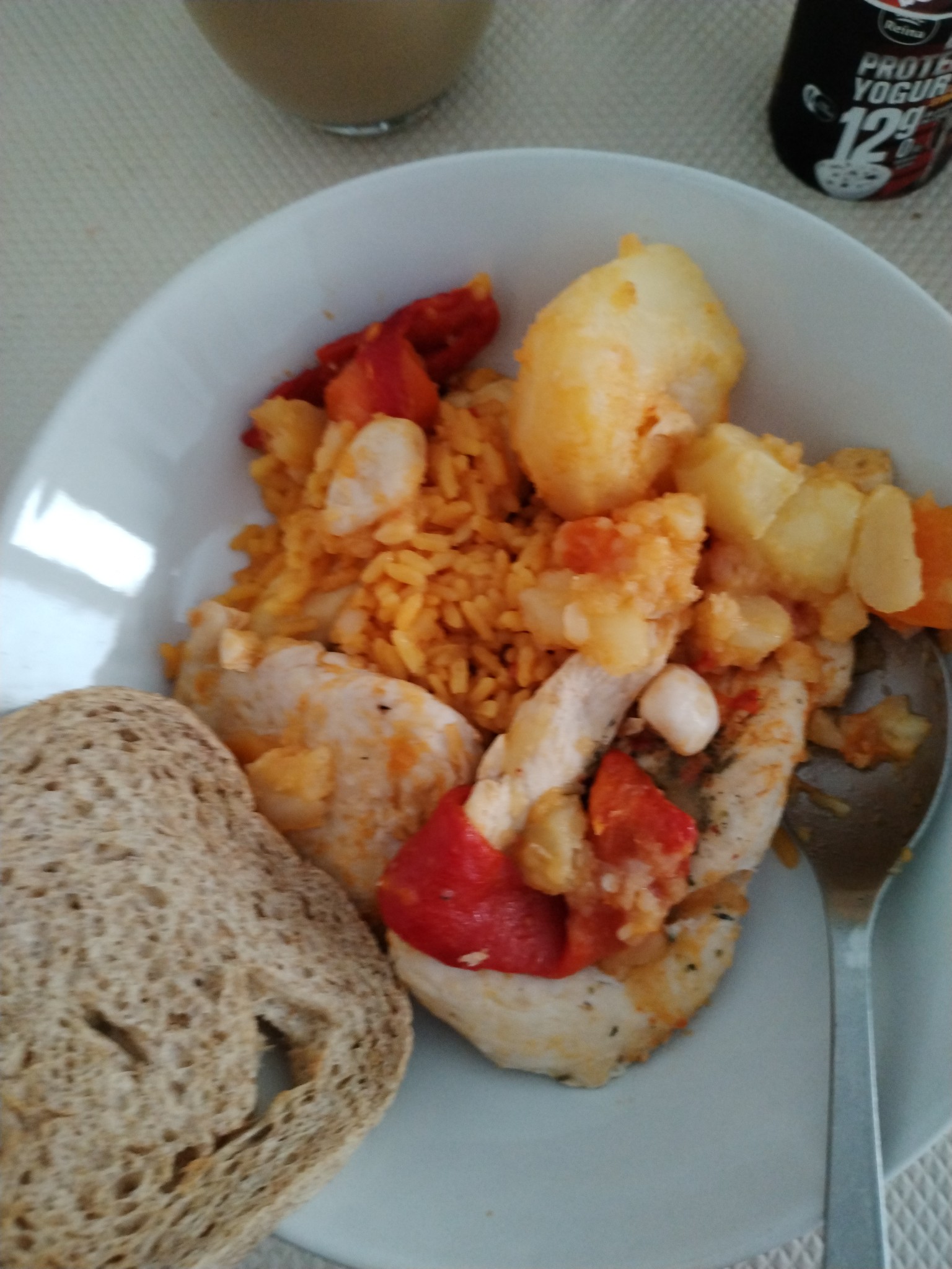 Pollo con arroz y pan