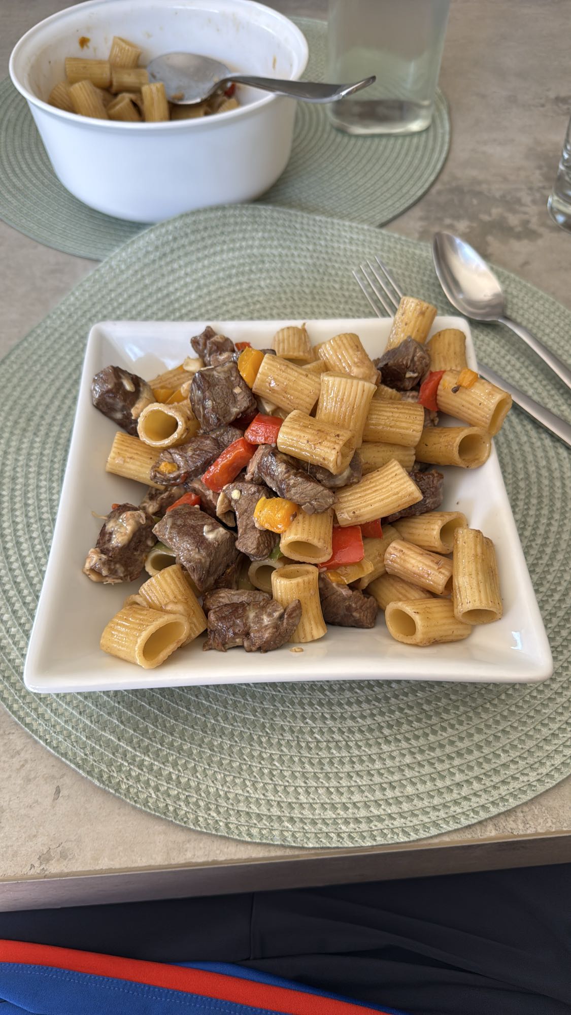 pasta con carne y pimientos