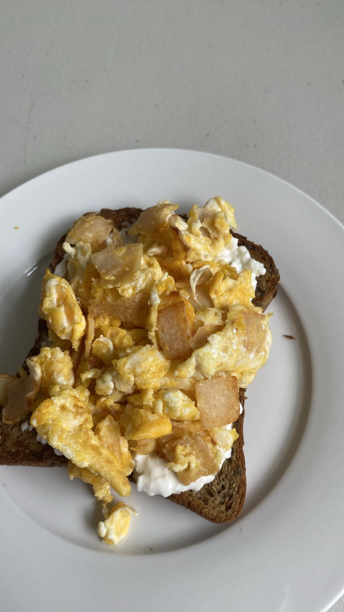Tostada con huevo y queso