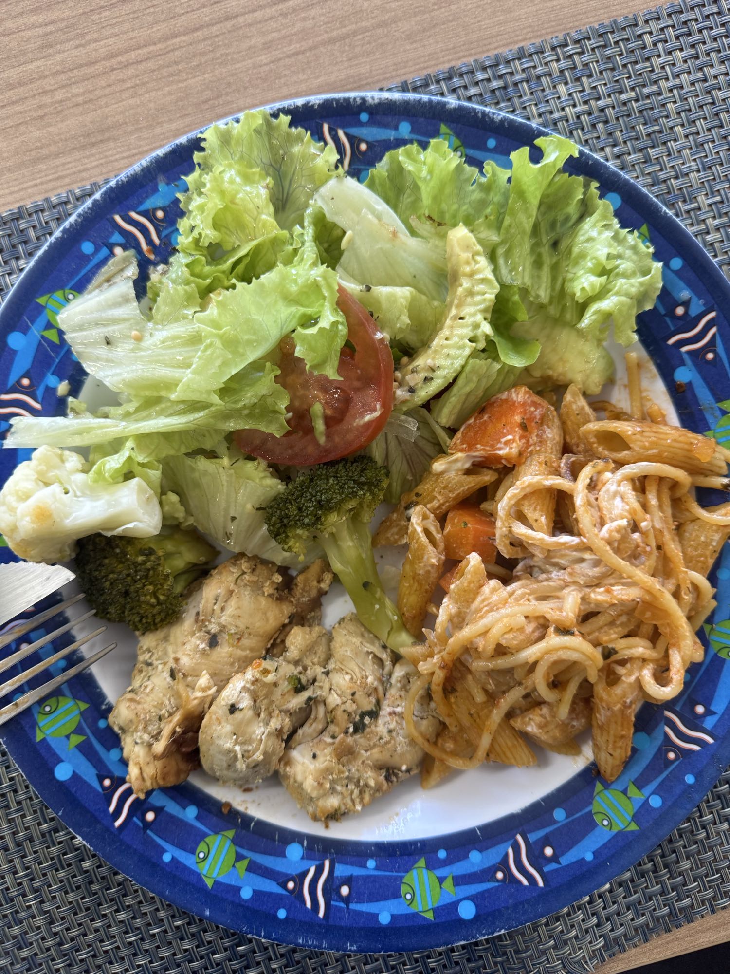 Frango, salada e macarrão