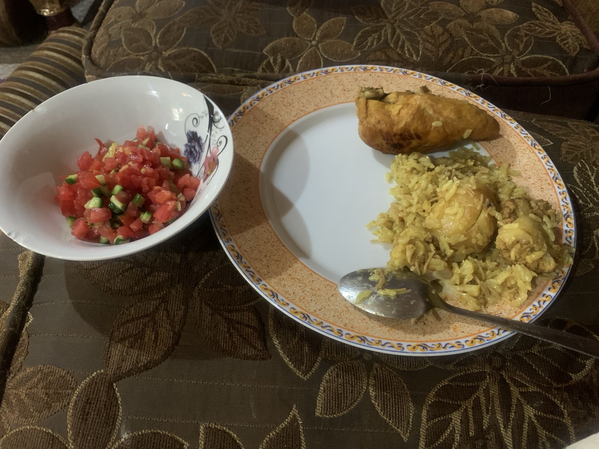 دجاج مع أرز وسلطة