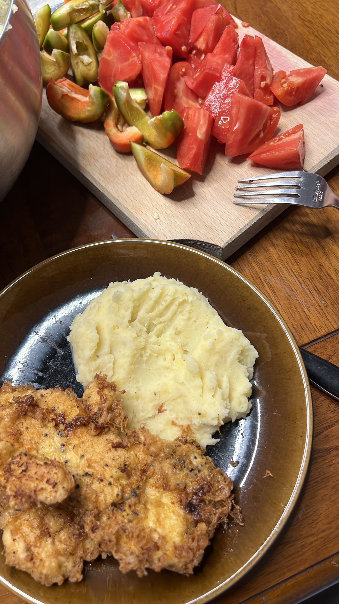 Snitel cu piure si salata