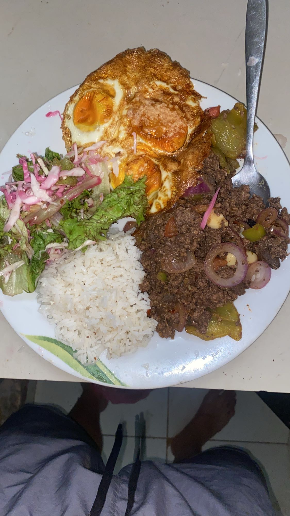 Arroz con carne y huevo
