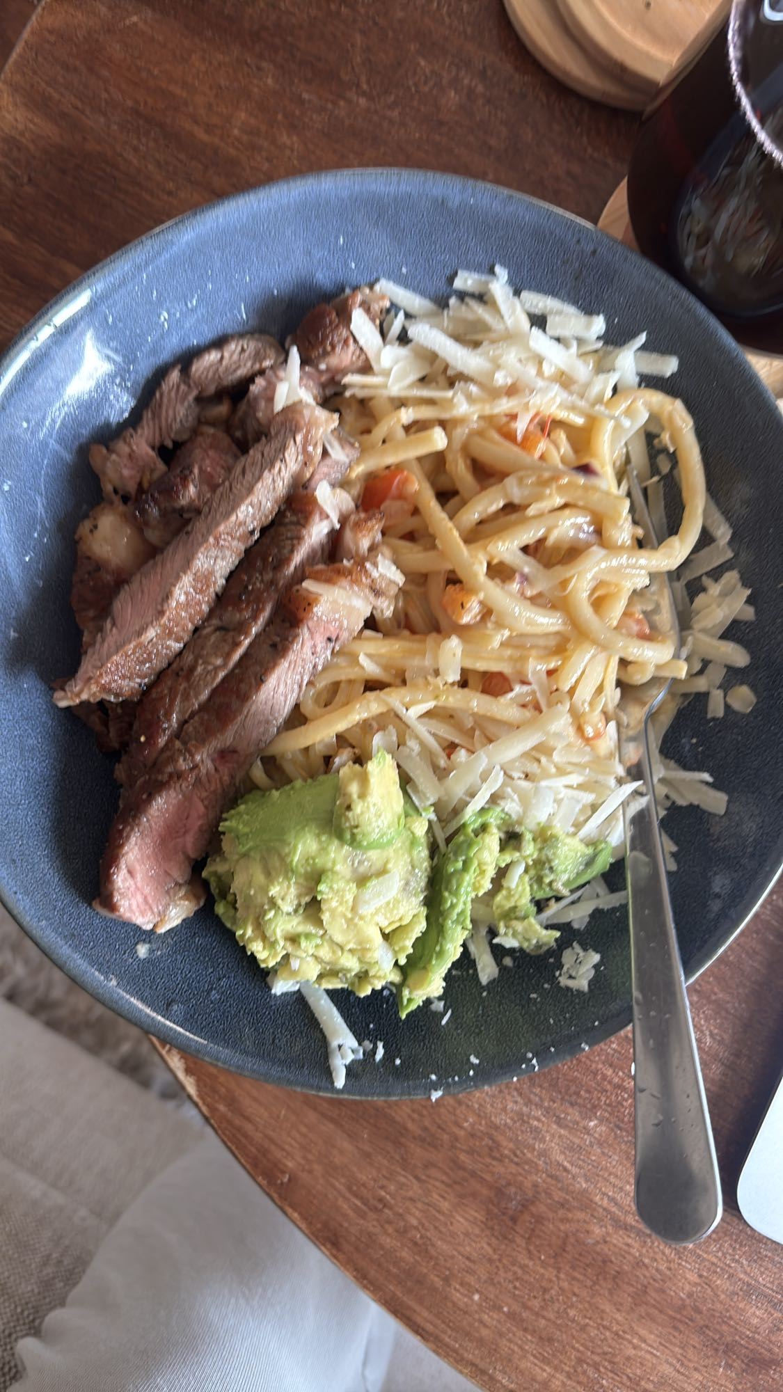 Biffpasta med avokado