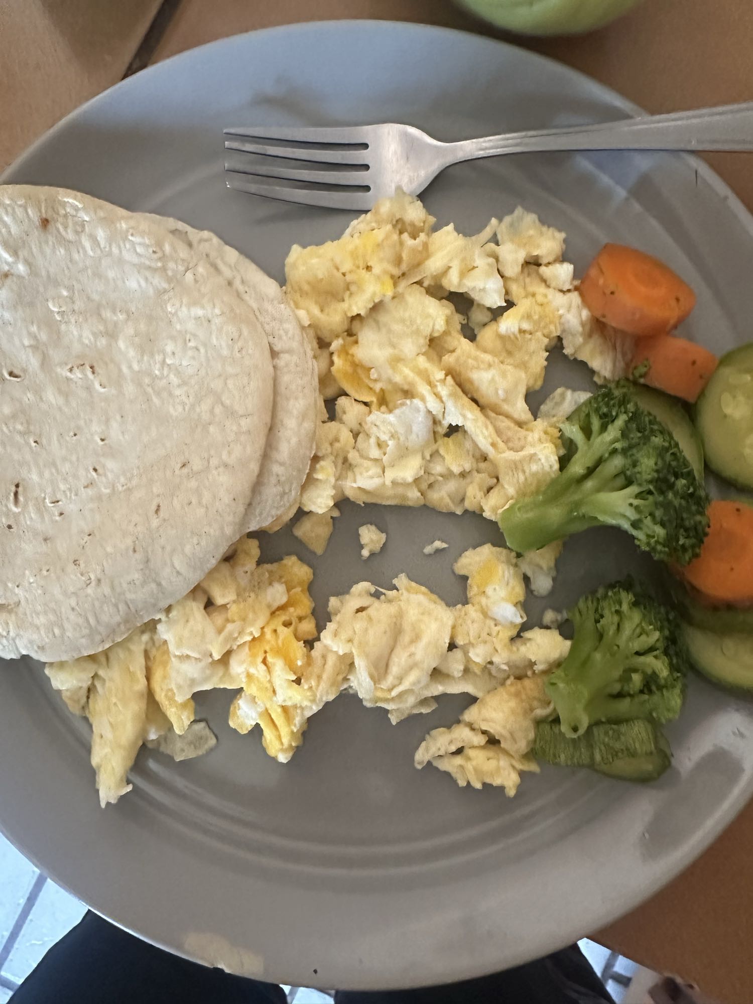 Huevos con verduras y tortillas