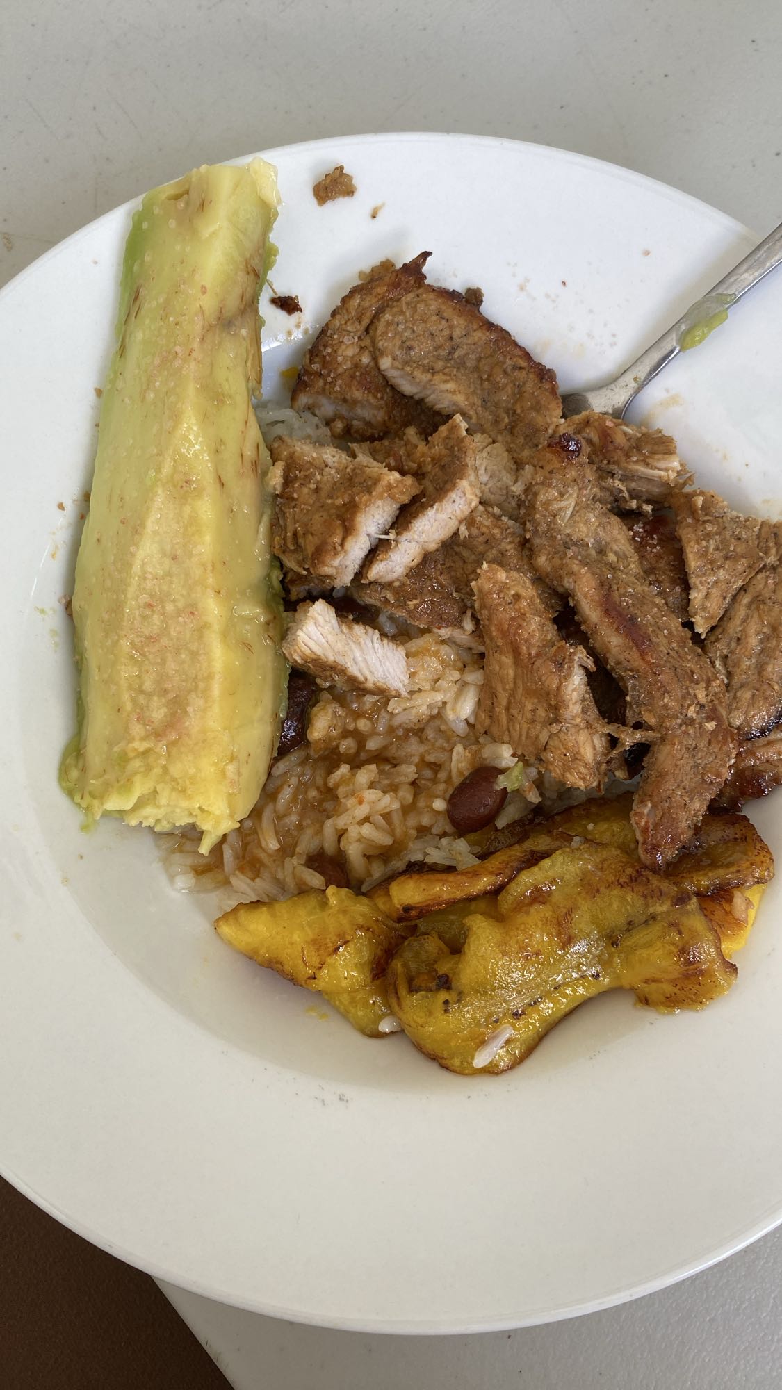 cerdo con arroz, plátano y yuca