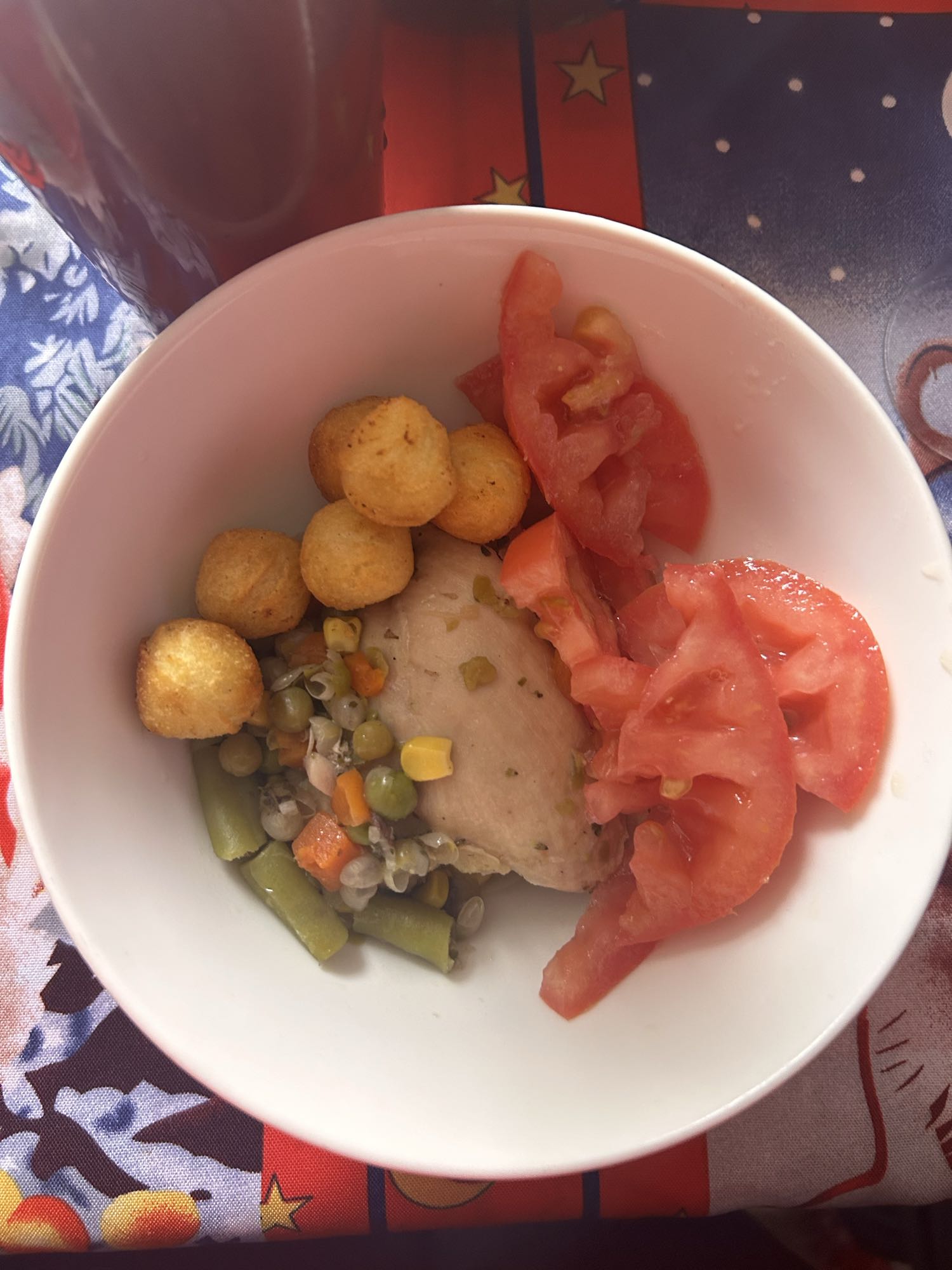 Pollo con verduras y tomate