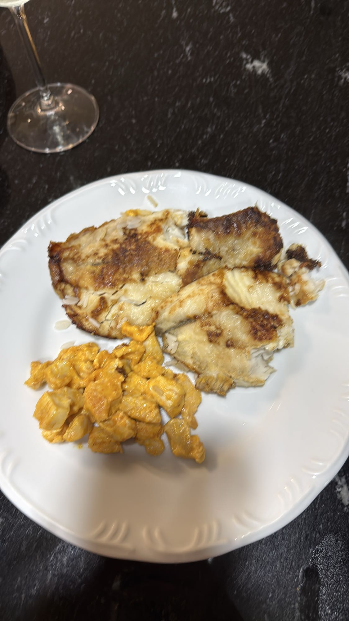 Peixe grelhado com ovos