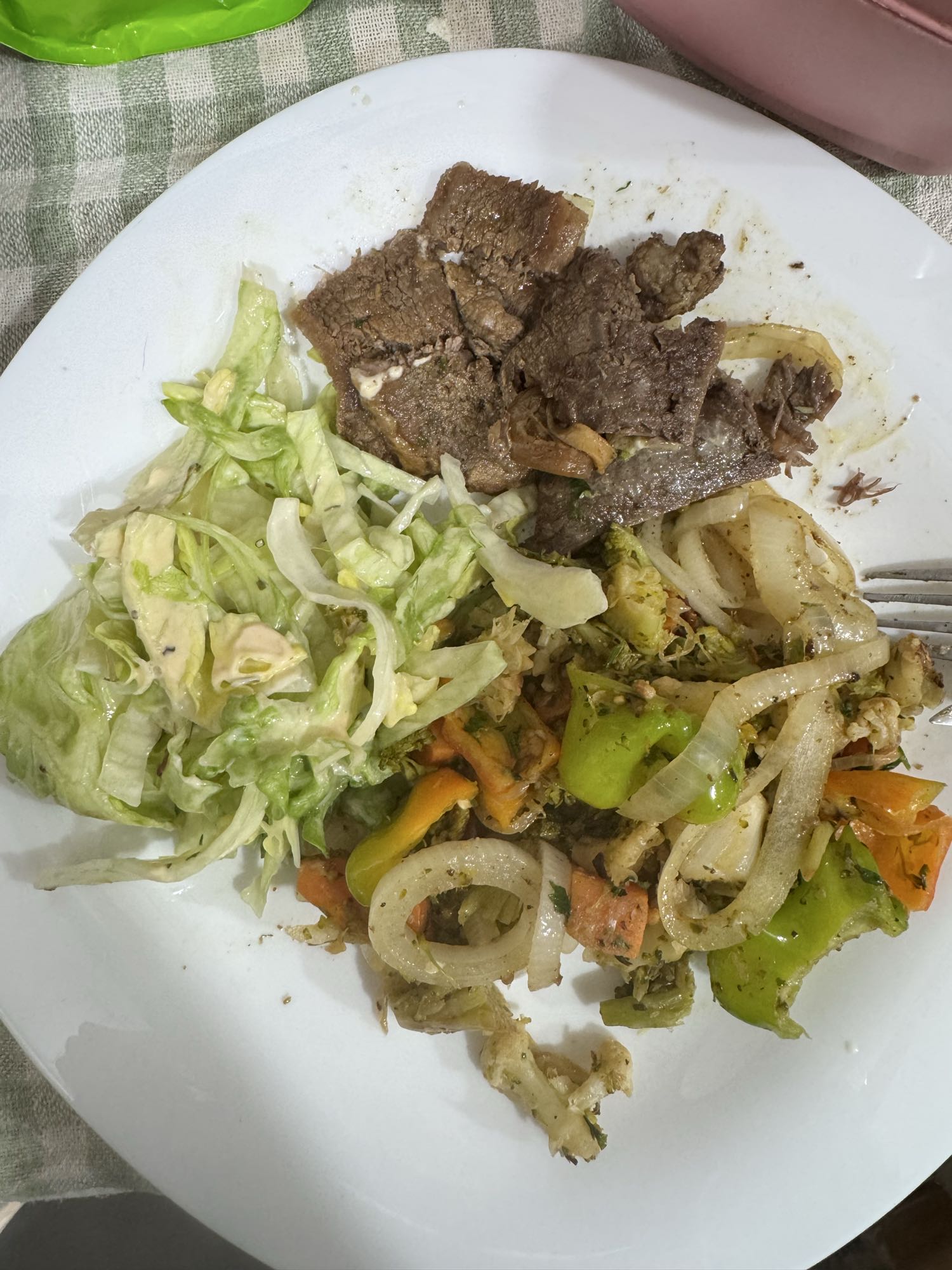 Carne com salada e legumes